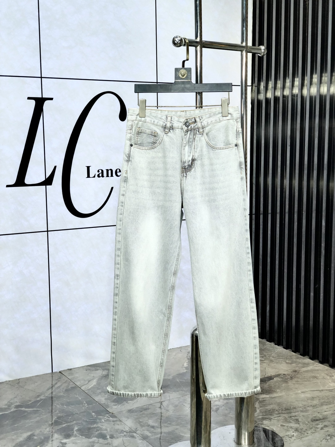 NO:489510,Miumiu. The official counter on the official website is released simultaneously, 2025SS spring and summer new men's casual jeans, original single quality, customized original denim fabric for counter, logo pattern design, original hardware and accessories for b trousers, three-dimensional and clear, c super trendy and personalized, fashionable and stylish on the upper body!  Must-have items for trendy men, 28-38, miumiu, jeans, alexander wang19860909miumiu.官网专柜同步发售,2025SS春夏新品男士休闲牛仔裤,原单品质,专柜定制原版牛仔面料,logo图案设计,b裤身原版五金辅料装饰,立体清晰,c超级潮流个性,上身时尚有型！潮男必备单品 码数28-38,,miumiu,jeans,alexander wang,Men's clothing