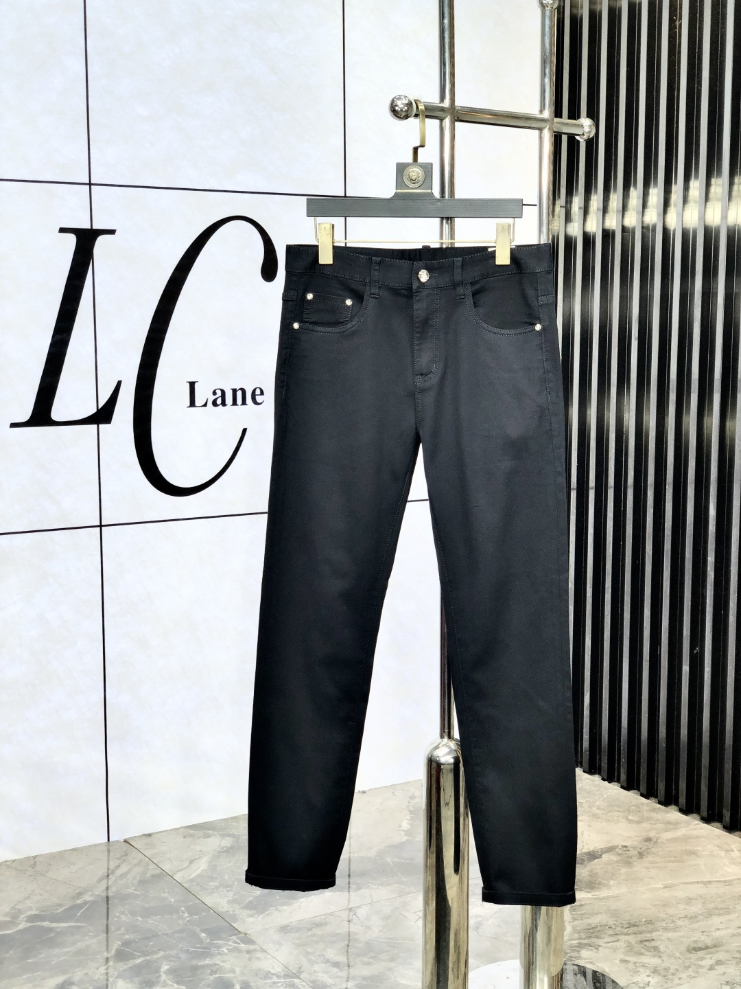 NO:489539,Prada. The official counter on the official website is released simultaneously, 2025SS spring and summer new men's casual jeans, original single quality, customized original denim fabric for counter, logo pattern design, original hardware and accessories for b trousers, three-dimensional and clear, c super trendy and personalized, fashionable and stylish on the upper body!  Trendy men's must-have items, number 28-38, prada, jeans, alexander wang19860909普拉达.官网专柜同步发售,2025SS春夏新品男士休闲牛仔裤,原单品质,专柜定制原版牛仔面料,logo图案设计,b裤身原版五金辅料装饰,立体清晰,c超级潮流个性,上身时尚有型！潮男必备单品 码数28-38,,prada,jeans,alexander wang,Men's clothing