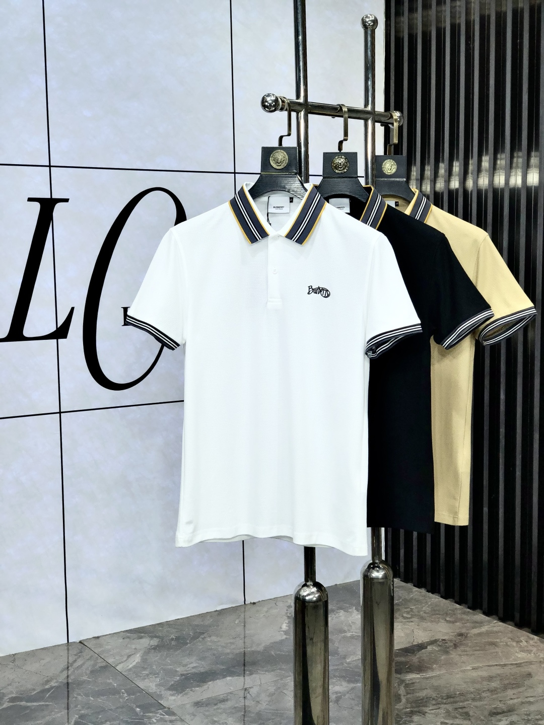 NO:522536,.Burberry. 2025 spring and summer new short-sleeved polo shirt, fashionable and versatile, hot custom imported mercerized bead floor cotton fabric, high-density cotton material, h chest craft logo logo pattern, m feels super soft and delicate, skin-friendly and comfortable to wear, high-end boutique, fine-looking upper body is very good, a must-have item for men. Size m-3xL.m wears 175/130, burberry, T-shirt, alexander wang19860909.巴宝莉.2025春夏新款短袖polo衫,时尚百搭 爆款定制进口丝光珠地棉面料,高密度棉质材质,h胸前工艺logo标志图案,m手感超柔软细腻 穿着亲肤舒适 高端精品 精细做上身非常赞 男士必备单品.尺码 m-3xL.m穿175/130,,burberry,T-shirt,alexander wang,Men's clothing