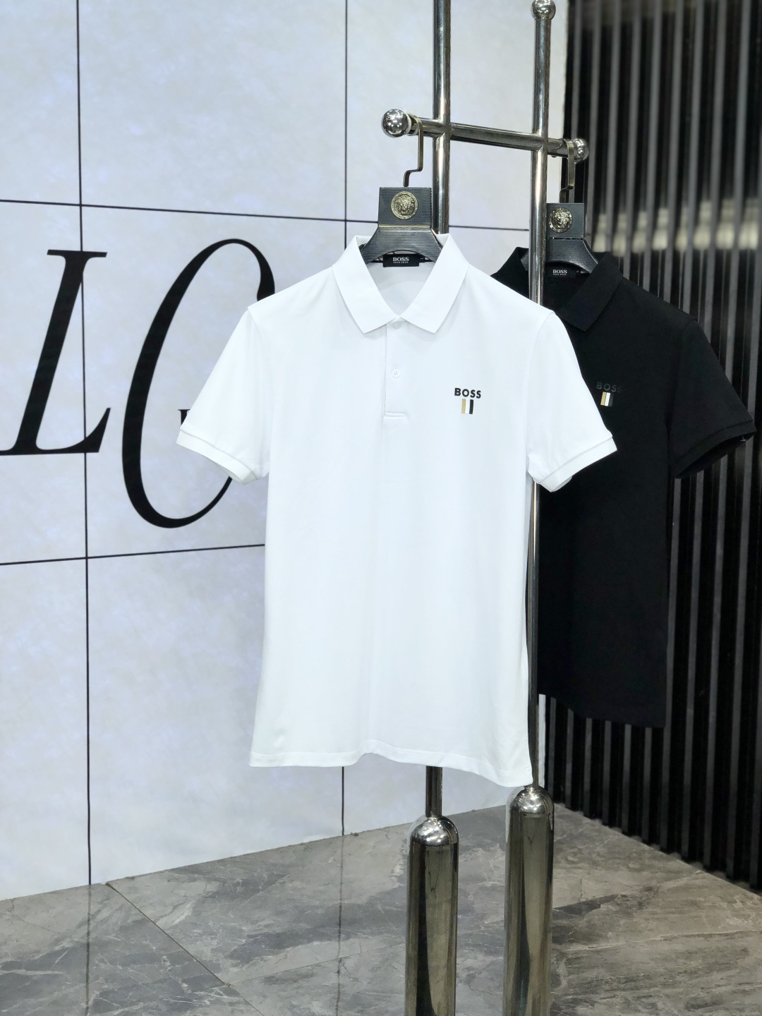 NO:522538,.Boss.2025 spring and summer new short-sleeved polo shirt, fashionable and versatile, hot custom imported mercerized bead floor cotton fabric, high-density cotton material, h chest craft logo logo pattern, m feels super soft and delicate, skin-friendly and comfortable to wear, high-end boutique, fine-looking upper body is very good, a must-have item for men. Size m-3xL.m wears 175/130, T-shirt, alexander wang19860909.Boss.2025春夏新款短袖polo衫,时尚百搭 爆款定制进口丝光珠地棉面料,高密度棉质材质,h胸前工艺logo标志图案,m手感超柔软细腻 穿着亲肤舒适 高端精品 精细做上身非常赞 男士必备单品.尺码 m-3xL.m穿175/130,,T-shirt,alexander wang,Men's clothing