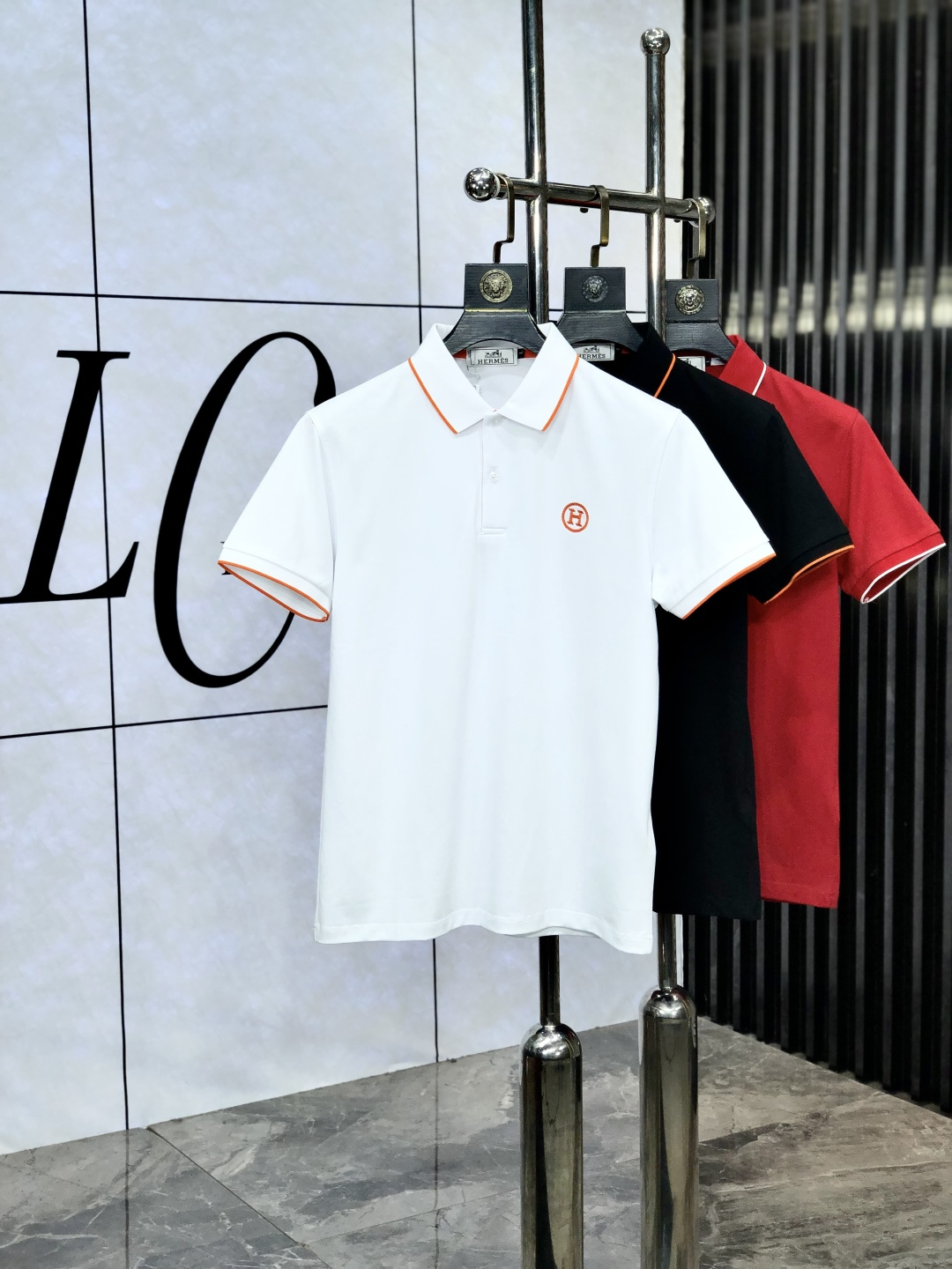 NO:522540,.Hermes. 2025 spring and summer new short-sleeved polo shirt, fashionable and versatile, hot custom imported mercerized bead floor cotton fabric, high-density cotton material, h chest craft logo logo pattern, m feels super soft and delicate, skin-friendly and comfortable to wear, high-end boutique, fine-looking upper body is very good, a must-have item for men. Size m-3xL.m wears 175/130, hermes, T-shirt, alexander wang19860909.爱马仕.2025春夏新款短袖polo衫,时尚百搭 爆款定制进口丝光珠地棉面料,高密度棉质材质,h胸前工艺logo标志图案,m手感超柔软细腻 穿着亲肤舒适 高端精品 精细做上身非常赞 男士必备单品.尺码 m-3xL.m穿175/130,,hermes,T-shirt,alexander wang,Men's clothing