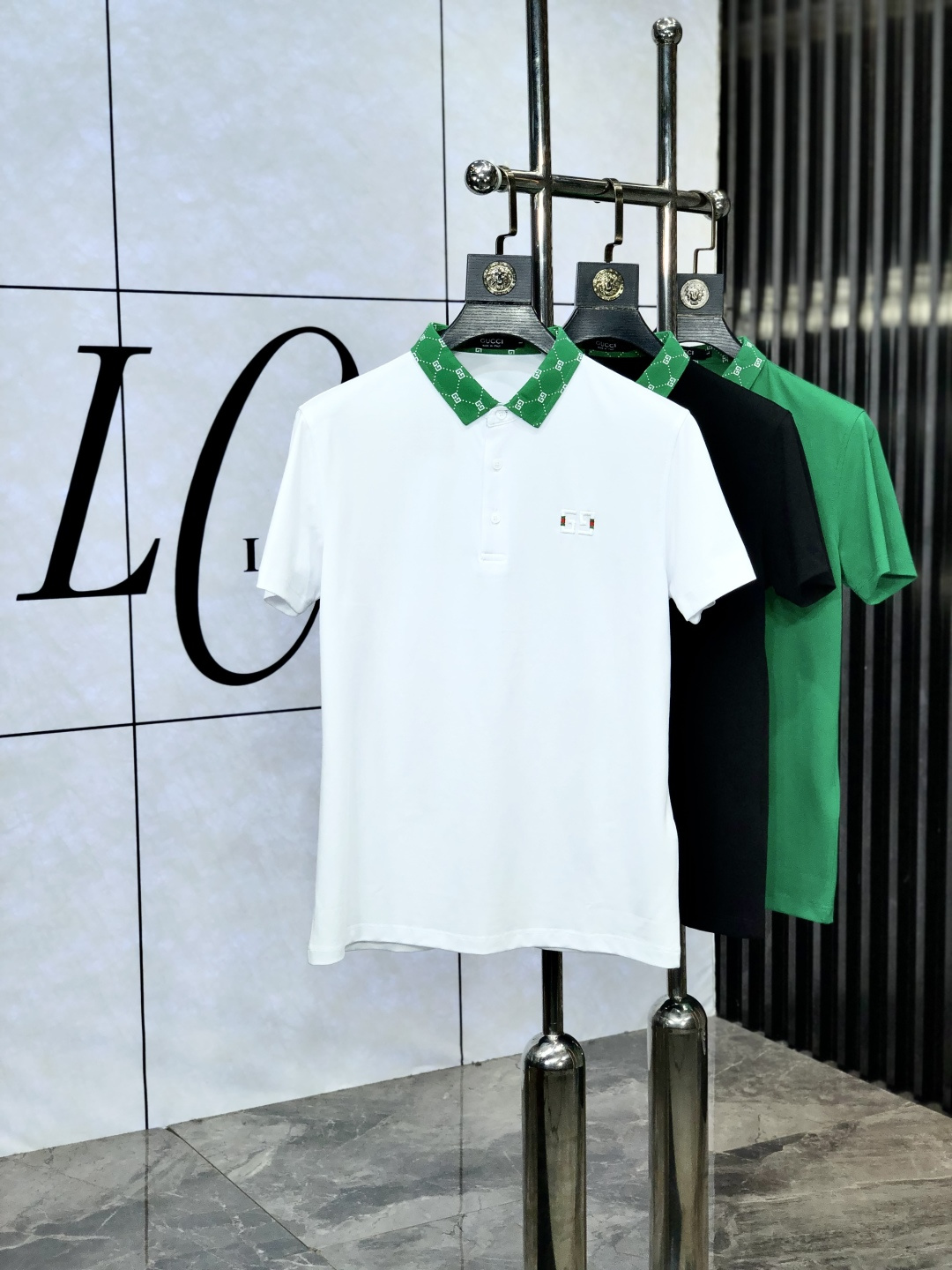 NO:522542,.Gucci.2025 spring and summer new short-sleeved polo shirt, fashionable and versatile, hot custom imported mercerized bead floor cotton fabric, high-density cotton material, h chest craft logo logo pattern, m feels super soft and delicate, skin-friendly and comfortable to wear, high-end boutique, fine-looking upper body is very good, a must-have item for men. Size m-3xL.m wears 175/130,,gucci, T-shirt, alexander wang19860909.Gucci.2025春夏新款短袖polo衫,时尚百搭 爆款定制进口丝光珠地棉面料,高密度棉质材质,h胸前工艺logo标志图案,m手感超柔软细腻 穿着亲肤舒适 高端精品 精细做上身非常赞 男士必备单品.尺码 m-3xL.m穿175/130,,gucci,T-shirt,alexander wang,Men's clothing