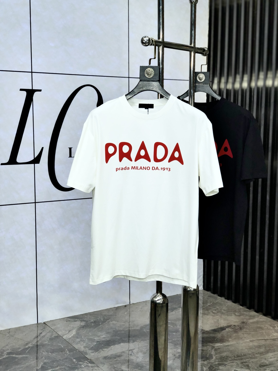NO:456746,.Prada. Wear 200 kilograms. Loose version. Top products. 2025 spring and summer new style. The latest short-sleeved round-neck T-shirt is available in the counter. High-end customization. The design is avant-garde and fashionable!  H brand logo heavy craft design, high-end customized tensile fabric, soft feel, comfortable to wear, exquisite counter-level car line, fine workmanship, and invincible and handsome upper body effect!  A must-have item for handsome men!  Count m-4xL.m wear 175/130, prada, T-shirt,tees, t-shirt,alexander wang19860909.普拉达.穿200斤.宽松版 顶级货品2025春夏新款首发专柜最新款短袖圆领T恤 高端订制 设计前卫时尚！h品牌logo重工艺设计 高端定制天丝面料.手感柔软.穿着舒适.专柜级别精致车线.做工精细.f上身效果无敌帅气！型男必备单品！码数m-4xL.m穿175/130,,prada,T-shirt,tees，t-shirt,alexander wang,Men's clothing