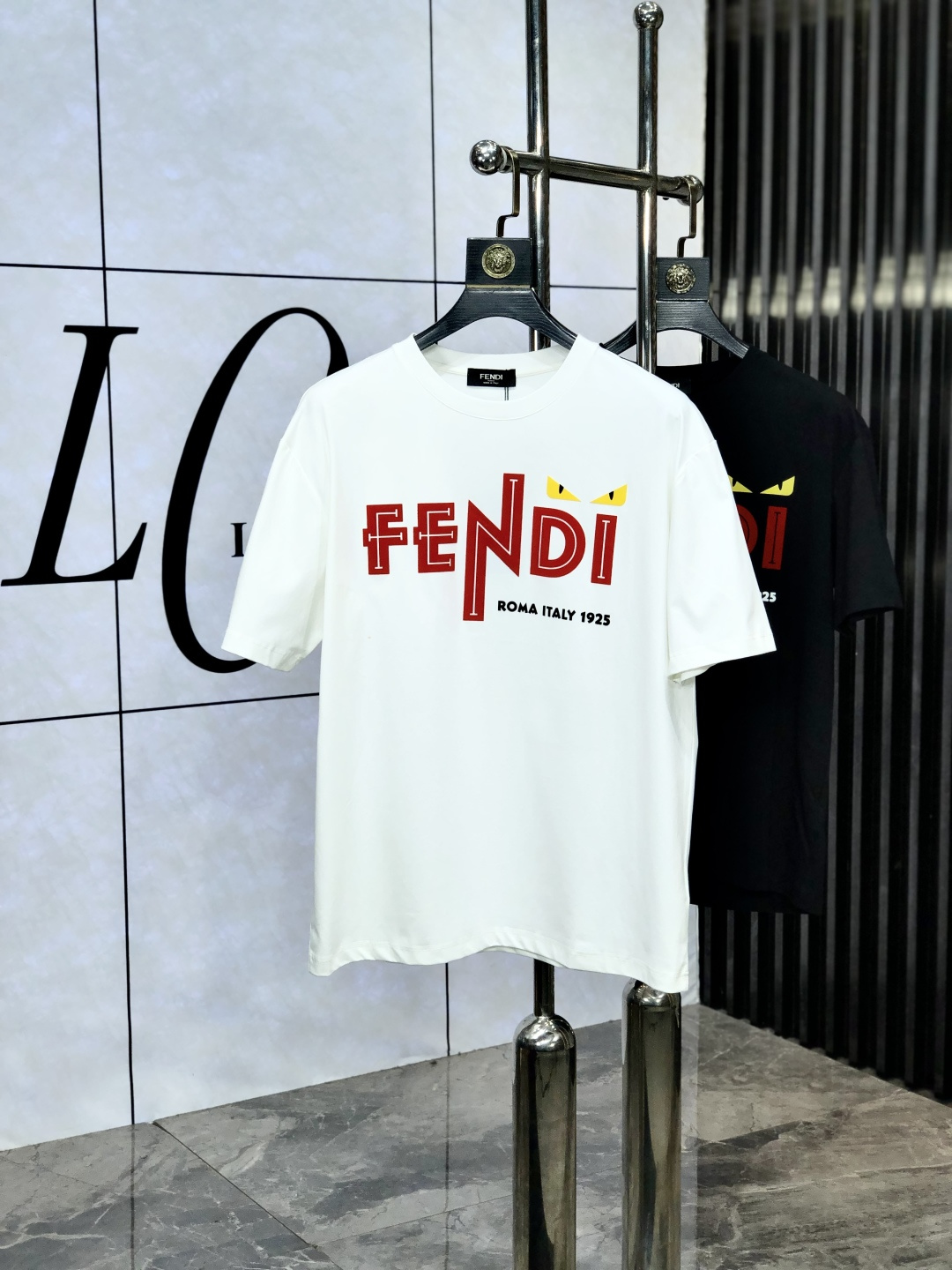 NO:420595,.Fendi. Wearing pounds. Loose version Top products Spring and summer new models first-time counter latest short-sleeved round-neck T-shirt, high-end customization, avant-garde and fashionable design!  H brand logo heavy craft design, high-end customized tensile fabric, soft feel, comfortable to wear, exquisite counter-level car line, fine workmanship, and invincible and handsome upper body effect!  A must-have item for handsome men!  Count m-4xL.m wear 175/130, fendi, T-shirt,tees, t-shirt,alexander wang19860909.芬迪.穿斤.宽松版 顶级货品春夏新款首发专柜最新款短袖圆领T恤 高端订制 设计前卫时尚！h品牌logo重工艺设计 高端定制天丝面料.手感柔软.穿着舒适.专柜级别精致车线.做工精细.f上身效果无敌帅气！型男必备单品！码数m-4xL.m穿175/130,,fendi,T-shirt,tees，t-shirt,alexander wang,Men's clothing
