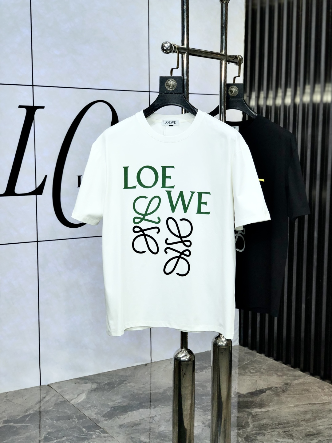 NO:456718,. Luo Yiwei. Wear 200 kilograms. Loose version. Top products. New spring and summer 2025 new first-time counter. Latest short-sleeved round-neck T-shirt. High-end customization. Avant-garde and fashionable design!  H brand logo heavy craft design, high-end customized tensile fabric, soft feel, comfortable to wear, exquisite counter-level car line, fine workmanship, and invincible and handsome upper body effect!  A must-have item for handsome men!  Count m-4xL.m wear 175/130, loewe, T-shirt,tees, t-shirt,alexander wang19860909.罗意威.穿200斤.宽松版 顶级货品2025春夏新款首发专柜最新款短袖圆领T恤 高端订制 设计前卫时尚！h品牌logo重工艺设计 高端定制天丝面料.手感柔软.穿着舒适.专柜级别精致车线.做工精细.f上身效果无敌帅气！型男必备单品！码数m-4xL.m穿175/130,,loewe,T-shirt,tees，t-shirt,alexander wang,Men's clothing