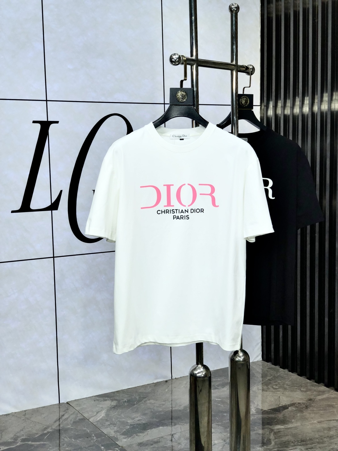 NO:456721,.Dior. Wear 200 kilograms. Loose version. Top products. New 2025 spring and summer new style. The latest short-sleeved round-neck T-shirt is available in the counter. High-end customization. The design is avant-garde and fashionable!  H brand logo heavy craft design, high-end customized tensile fabric, soft feel, comfortable to wear, exquisite counter-level car line, fine workmanship, and invincible and handsome upper body effect!  A must-have item for handsome men!  Count m-4xL.m wear 175/130,dior,T-shirt,tees,t-shirt,alexander wang19860909.Dior.穿200斤.宽松版 顶级货品2025春夏新款首发专柜最新款短袖圆领T恤 高端订制 设计前卫时尚！h品牌logo重工艺设计 高端定制天丝面料.手感柔软.穿着舒适.专柜级别精致车线.做工精细.f上身效果无敌帅气！型男必备单品！码数m-4xL.m穿175/130,,dior,T-shirt,tees，t-shirt,alexander wang,Men's clothing