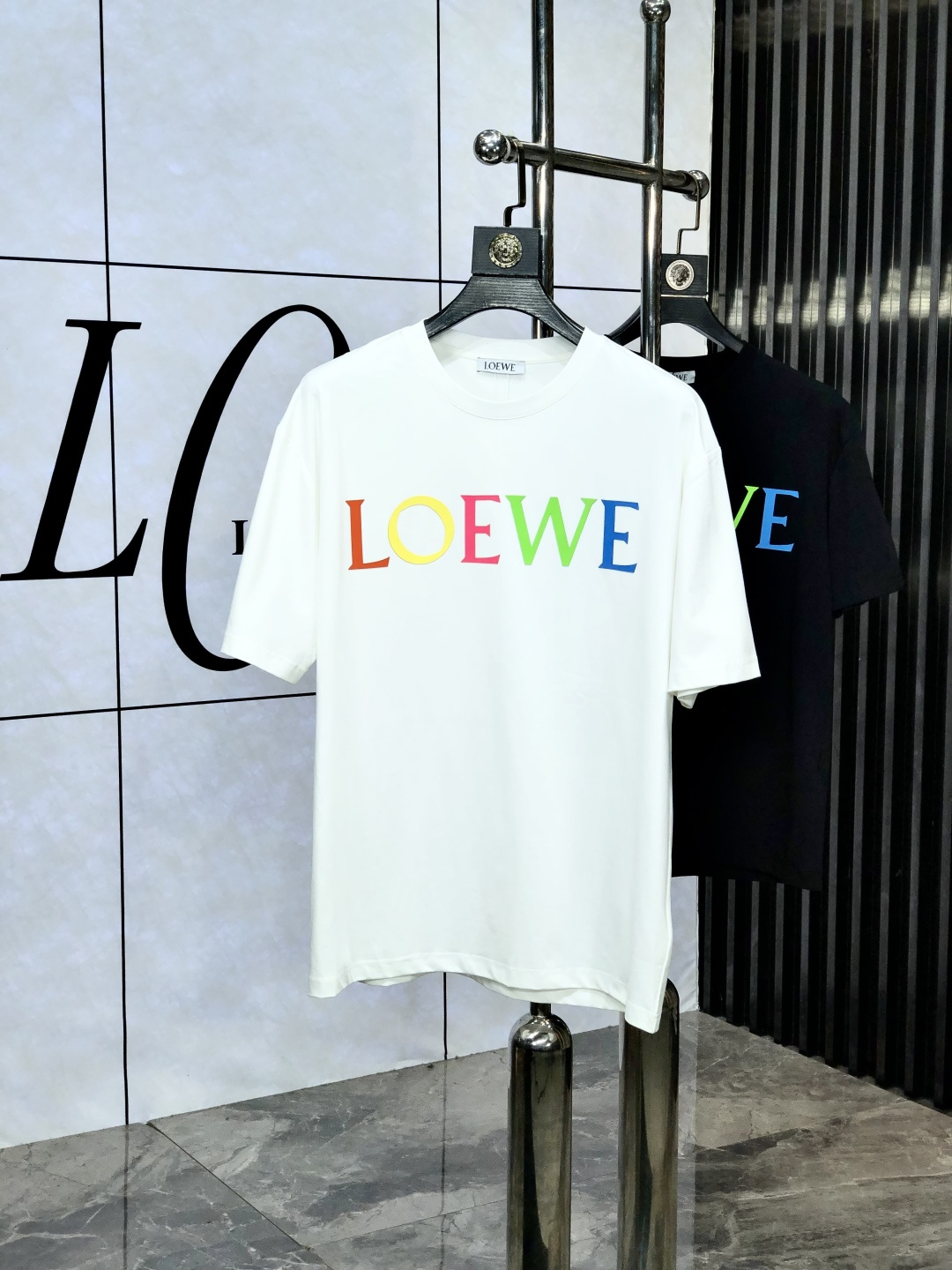 NO:456723,. Luo Yiwei. Wear 200 kilograms. Loose version. Top products. New spring and summer 2025 new first-time counter. Latest short-sleeved round-neck T-shirt. High-end customization. Avant-garde and fashionable design!  H brand logo heavy craft design, high-end customized tensile fabric, soft feel, comfortable to wear, exquisite counter-level car line, fine workmanship, and invincible and handsome upper body effect!  A must-have item for handsome men!  Count m-4xL.m wear 175/130, loewe, T-shirt,tees, t-shirt,alexander wang19860909.罗意威.穿200斤.宽松版 顶级货品2025春夏新款首发专柜最新款短袖圆领T恤 高端订制 设计前卫时尚！h品牌logo重工艺设计 高端定制天丝面料.手感柔软.穿着舒适.专柜级别精致车线.做工精细.f上身效果无敌帅气！型男必备单品！码数m-4xL.m穿175/130,,loewe,T-shirt,tees，t-shirt,alexander wang,Men's clothing