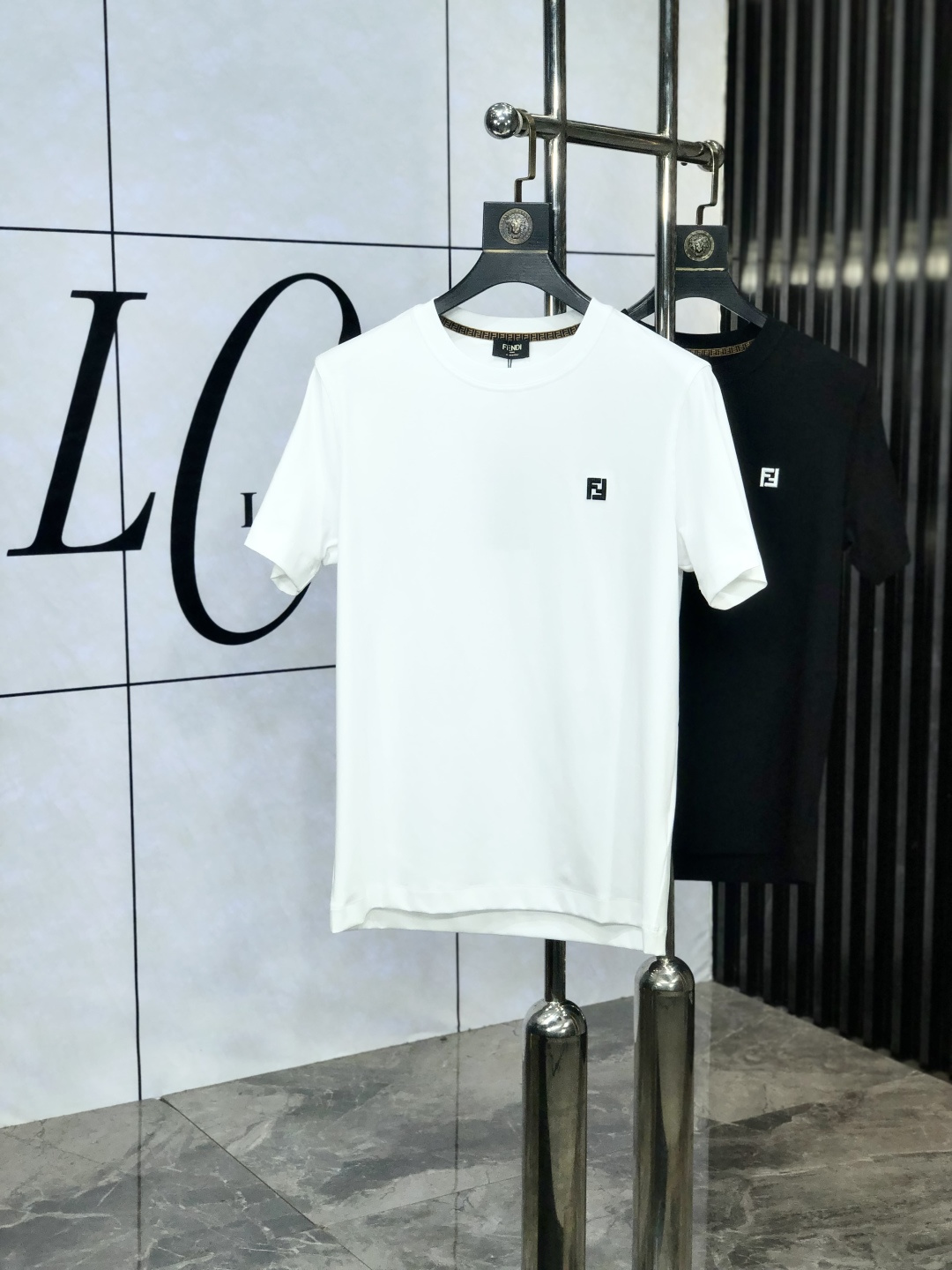 NO:456729,Fendi. 2025 spring and summer new first-time counter latest short-sleeved round-neck T-shirt, high-end customization, avant-garde and fashionable design!  Brand logo heavy craft design, high-end customized mercerated cloud cotton fabric, soft feel, comfortable to wear, exquisite counter-level car line. y fine workmanship, invincible and handsome upper body effect!  M-shaped men's essential items!  Count M-3XL. m wear 175/130., fendi, T-shirt,tees, t-shirt,alexander wang19860909芬迪.2025春夏新款首发专柜最新款短袖圆领T恤 高端订制 设计前卫时尚！品牌logo重工艺设计 高端定制丝光云朵棉面料.手感柔软.穿着舒适.专柜级别精致车线.y做工精细.上身效果无敌帅气！m型男必备单品！ 码数M-3XL. m穿175/130.,,fendi,T-shirt,tees，t-shirt,alexander wang,Men's clothing