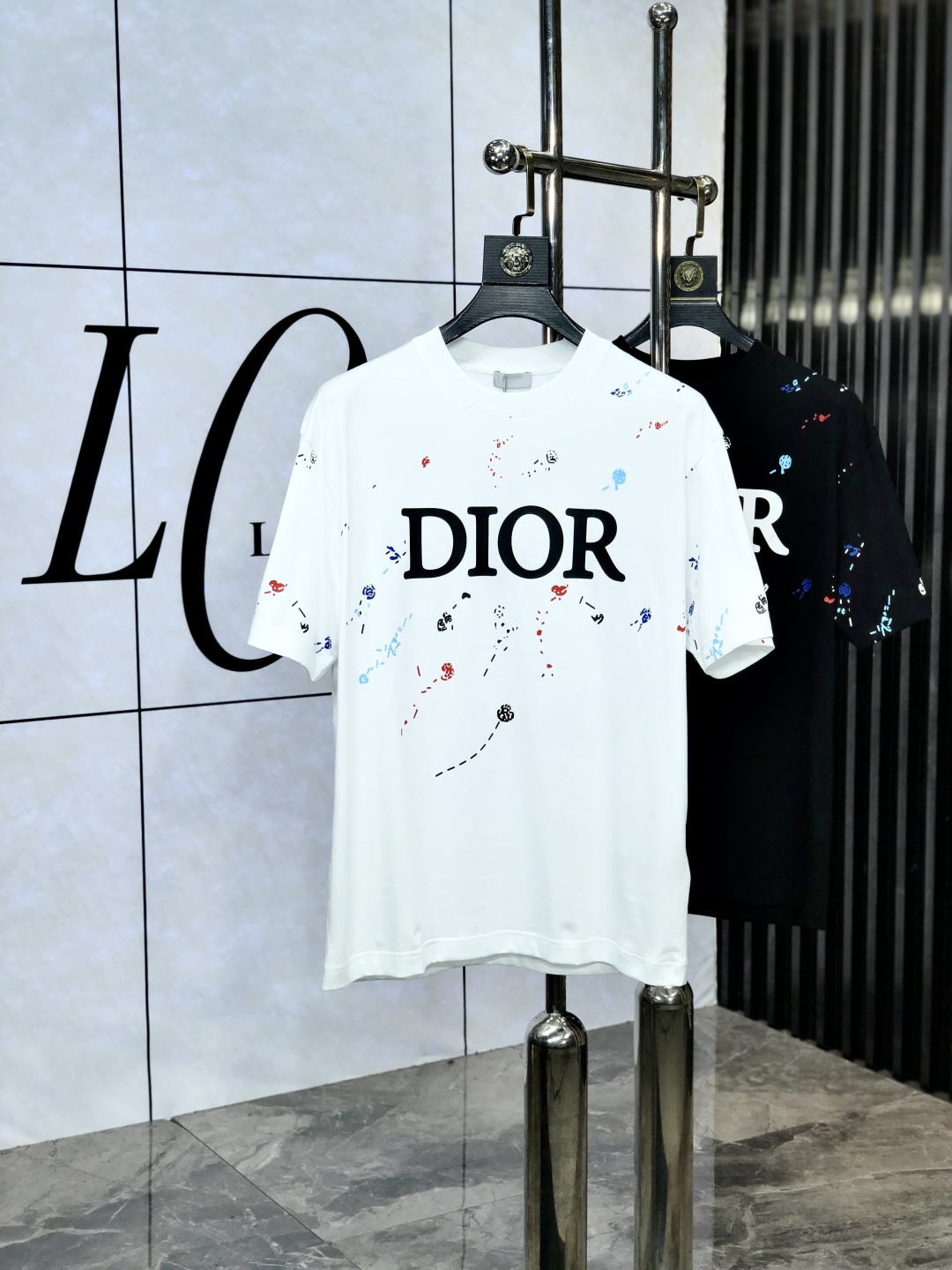 NO:456744,Dior.2025 spring and summer new style first-time counter latest short-sleeved round-neck T-shirt, high-end customization, avant-garde and fashionable design!  Brand logo heavy craft design, high-end customized mercerated cloud cotton fabric, soft feel, comfortable to wear, exquisite counter-level car line. y fine workmanship, invincible and handsome upper body effect!  M-shaped men's essential items!  yard M-3XL. m wear 175/130.,dior,T-shirt,tees,t-shirt,alexander wang19860909Dior.2025春夏新款首发专柜最新款短袖圆领T恤 高端订制 设计前卫时尚！品牌logo重工艺设计 高端定制丝光云朵棉面料.手感柔软.穿着舒适.专柜级别精致车线.y做工精细.上身效果无敌帅气！m型男必备单品！ 码数M-3XL. m穿175/130.,,dior,T-shirt,tees，t-shirt,alexander wang,Men's clothing