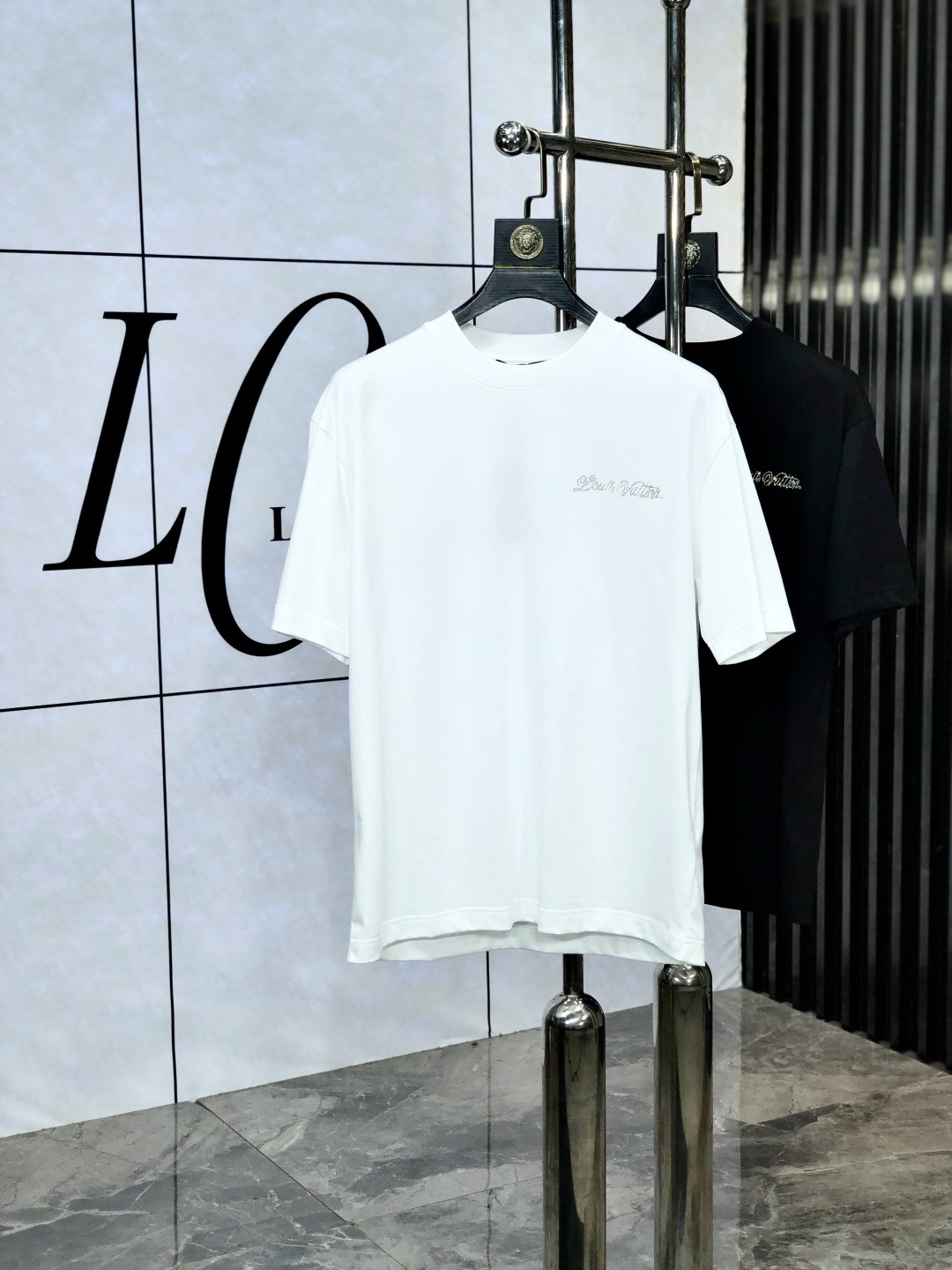 NO:456749,Lv.2025 spring and summer new style first-time counter latest short-sleeved round-neck T-shirt, high-end customization, avant-garde and fashionable design!  Brand logo heavy craft design, high-end customized mercerated cloud cotton fabric, soft feel, comfortable to wear, exquisite counter-level car line. y fine workmanship, invincible and handsome upper body effect!  M-shaped men's essential items!  Count M-3XL. m wear 175/130.,,louis vuitton,T-shirt,tees,t-shirt,alexander wang19860909Lv.2025春夏新款首发专柜最新款短袖圆领T恤 高端订制 设计前卫时尚！品牌logo重工艺设计 高端定制丝光云朵棉面料.手感柔软.穿着舒适.专柜级别精致车线.y做工精细.上身效果无敌帅气！m型男必备单品！ 码数M-3XL. m穿175/130.,,louis vuitton,T-shirt,tees，t-shirt,alexander wang,Men's clothing