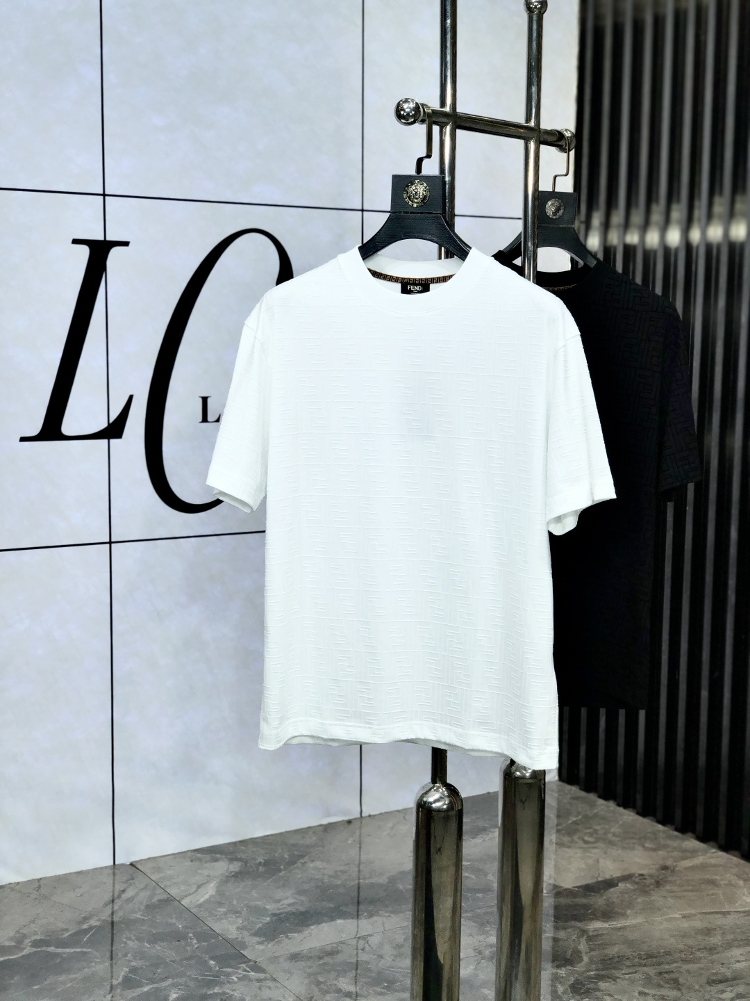 NO:456754,Fendi. 2025 spring and summer new first-time counter latest short-sleeved round-neck T-shirt, high-end customization, avant-garde and fashionable design!  Brand logo heavy craft design, high-end customized mercerated cloud cotton fabric, soft feel, comfortable to wear, exquisite counter-level car line. y fine workmanship, invincible and handsome upper body effect!  M-shaped men's essential items!  Count M-3XL. m wear 175/130., fendi, T-shirt,tees, t-shirt,alexander wang19860909芬迪.2025春夏新款首发专柜最新款短袖圆领T恤 高端订制 设计前卫时尚！品牌logo重工艺设计 高端定制丝光云朵棉面料.手感柔软.穿着舒适.专柜级别精致车线.y做工精细.上身效果无敌帅气！m型男必备单品！ 码数M-3XL. m穿175/130.,,fendi,T-shirt,tees，t-shirt,alexander wang,Men's clothing