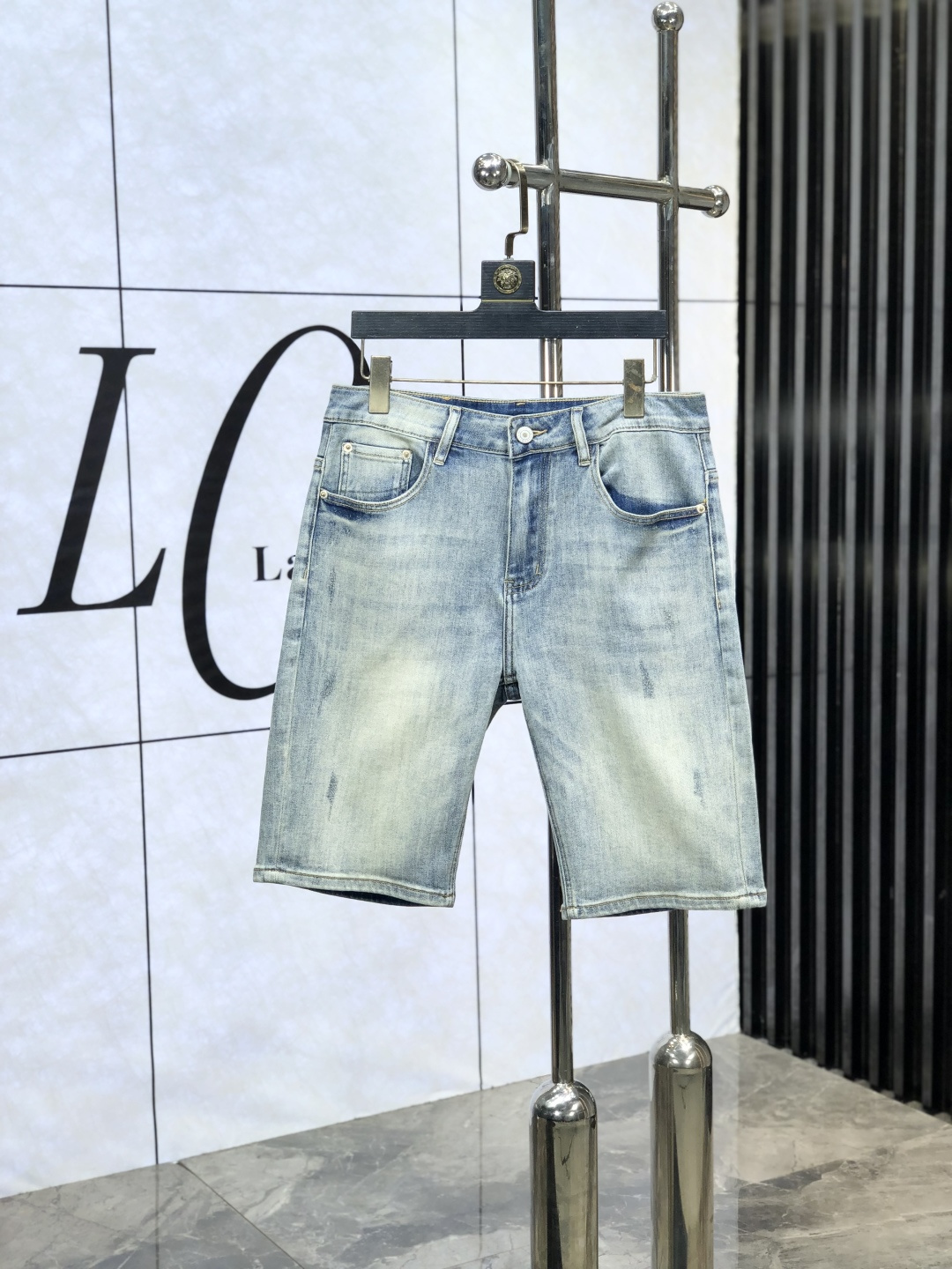 NO:427599,.Lv. The official counter on the official website is released simultaneously, 2025SS spring and summer new men's casual jeans, original single quality, customized original denim fabric for counter, logo pattern design, original hardware and accessories for b trousers, three-dimensional and clear, c super trendy and personalized, fashionable and stylish on the upper body!  Trendy men's must-have items 28-38, louis vuitton, jeans, alexander wang19860909.Lv.官网专柜同步发售,2025SS春夏新品男士休闲牛仔裤,原单品质,专柜定制原版牛仔面料,logo图案设计,b裤身原版五金辅料装饰,立体清晰,c超级潮流个性,上身时尚有型！潮男必备单品 码数28-38,,louis vuitton,jeans,alexander wang,Men's clothing