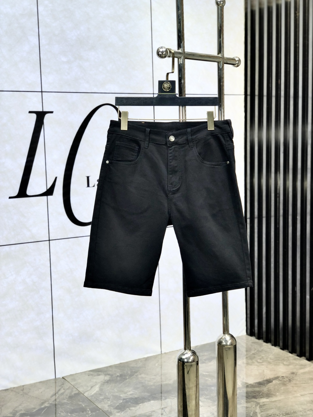 NO:427615,.Lv. The official counter on the official website is released simultaneously, 2025SS spring and summer new men's casual jeans, original single quality, customized original denim fabric for counter, logo pattern design, original hardware and accessories for b trousers, three-dimensional and clear, c super trendy and personalized, fashionable and stylish on the upper body!  Trendy men's must-have items 28-38, louis vuitton, jeans, alexander wang19860909.Lv.官网专柜同步发售,2025SS春夏新品男士休闲牛仔裤,原单品质,专柜定制原版牛仔面料,logo图案设计,b裤身原版五金辅料装饰,立体清晰,c超级潮流个性,上身时尚有型！潮男必备单品 码数28-38,,louis vuitton,jeans,alexander wang,Men's clothing