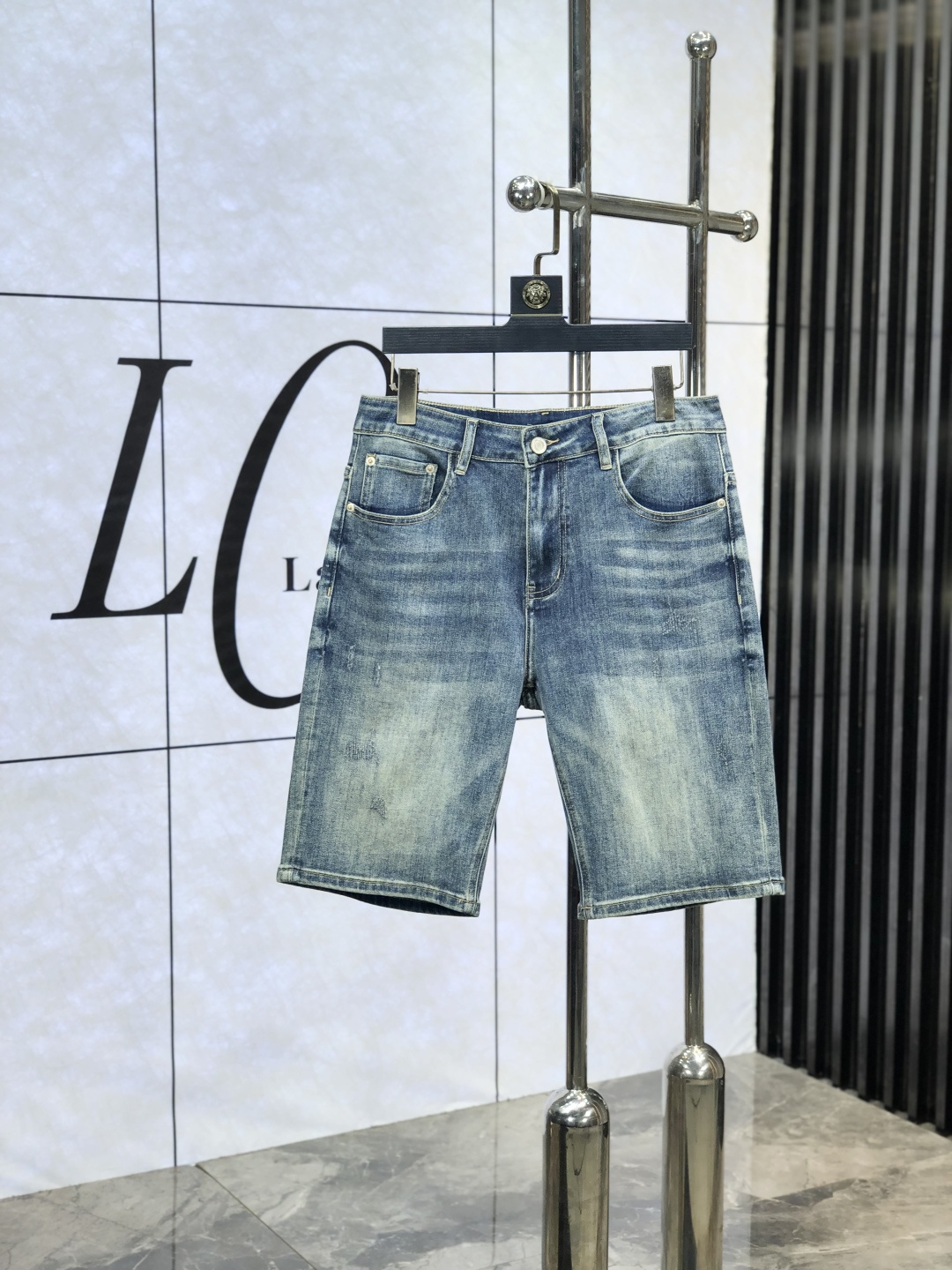 NO:427620,.录口. The official counter is released simultaneously. 2025SS spring and summer new products for men's casual jeans, original single quality, customized original denim fabric for counter, logo pattern design, original hardware and accessories for b trousers, three-dimensional and clear, c super trendy and personalized, fashionable and stylish on the upper body!  Must-have items for trendy men, 28-38, Moncler, jeans, alexander wang19860909.蒙口.官网专柜同步发售,2025SS春夏新品男士休闲牛仔裤,原单品质,专柜定制原版牛仔面料,logo图案设计,b裤身原版五金辅料装饰,立体清晰,c超级潮流个性,上身时尚有型！潮男必备单品 码数28-38,,Moncler,jeans,alexander wang,Men's clothing