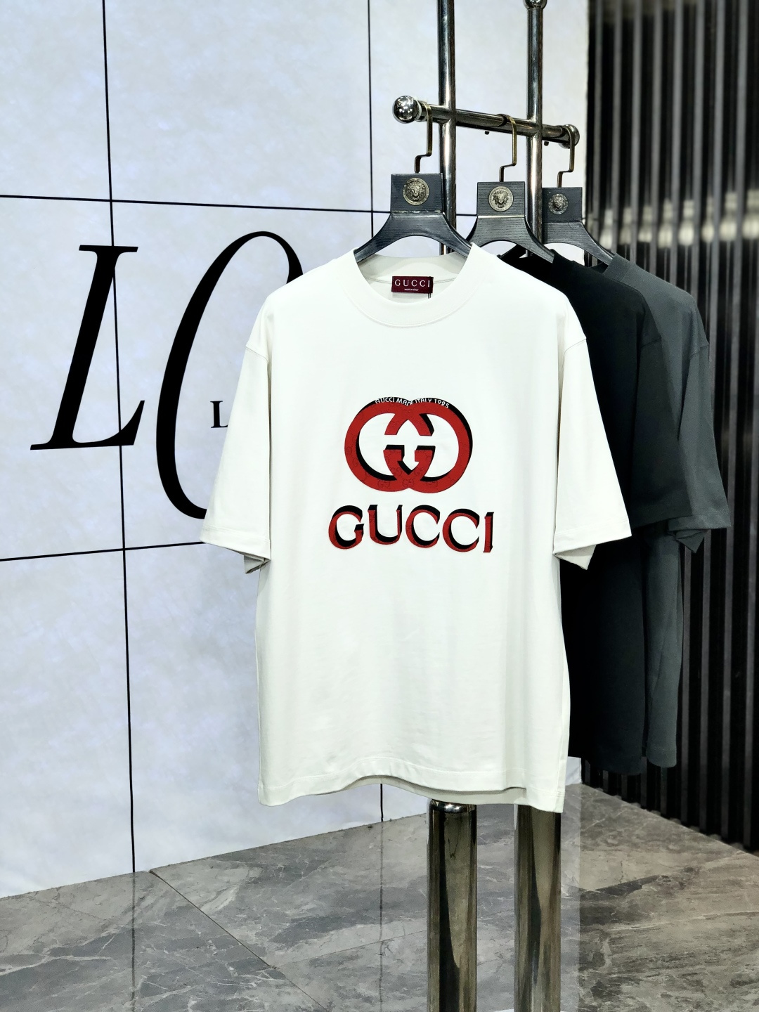 NO:427625,.gucci. Loose version. Top products 2025 spring and summer new style first launch counter latest short-sleeved round neck T-shirt, high-end customization, avant-garde and fashionable design!  Brand logo heavy craftsmanship design, high-end customized original European cotton fabric, soft feel and comfortable to wear. 1f counter-level exquisite car line. Fine workmanship, invincible and handsome upper body effect!  A must-have item for handsome men!  Count s-xxL.s wear 175/130, gucci, T-shirt,tees, t-shirt,alexander wang19860909.gucci.宽松版.顶级货品2025春夏新款首发专柜最新款短袖圆领T恤 高端订制 设计前卫时尚！品牌logo重工艺设计 高端定制原版欧棉面料.手感柔软.穿着舒适.1f专柜级别精致车线.做工精细.上身效果无敌帅气！型男必备单品！码数s-xxL.s穿175/130,,gucci,T-shirt,tees，t-shirt,alexander wang,Men's clothing
