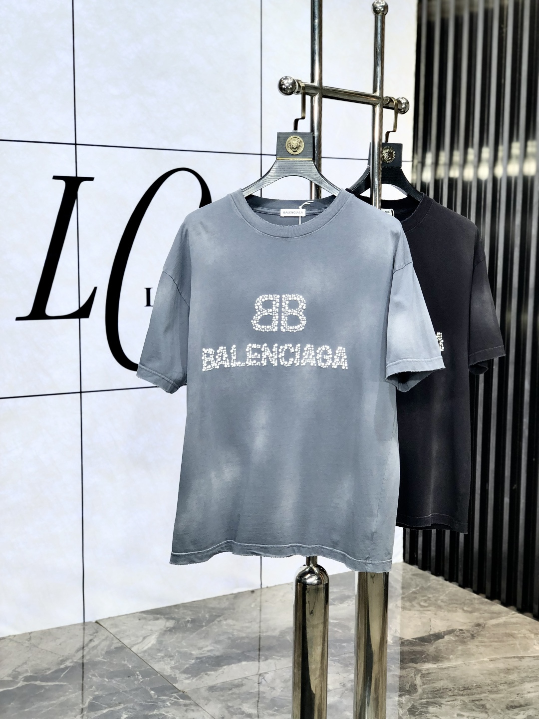 NO:427631,.Balenicaga. Loose version. Top products 2025 spring and summer new first-time counter latest short-sleeved round-neck T-shirt, high-end customization, avant-garde and fashionable design!  Brand logo heavy craftsmanship design, high-end customized original European cotton fabric, soft feel and comfortable to wear. 1f counter-level exquisite car line. Fine workmanship, invincible and handsome upper body effect!  A must-have item for handsome men!  Count s-xxL.s wear 175/130, balenciaga, T-shirt,tees, t-shirt,alexander wang19860909.巴黎世家.宽松版.顶级货品2025春夏新款首发专柜最新款短袖圆领T恤 高端订制 设计前卫时尚！品牌logo重工艺设计 高端定制原版欧棉面料.手感柔软.穿着舒适.1f专柜级别精致车线.做工精细.上身效果无敌帅气！型男必备单品！码数s-xxL.s穿175/130,,balenciaga,T-shirt,tees，t-shirt,alexander wang,Men's clothing