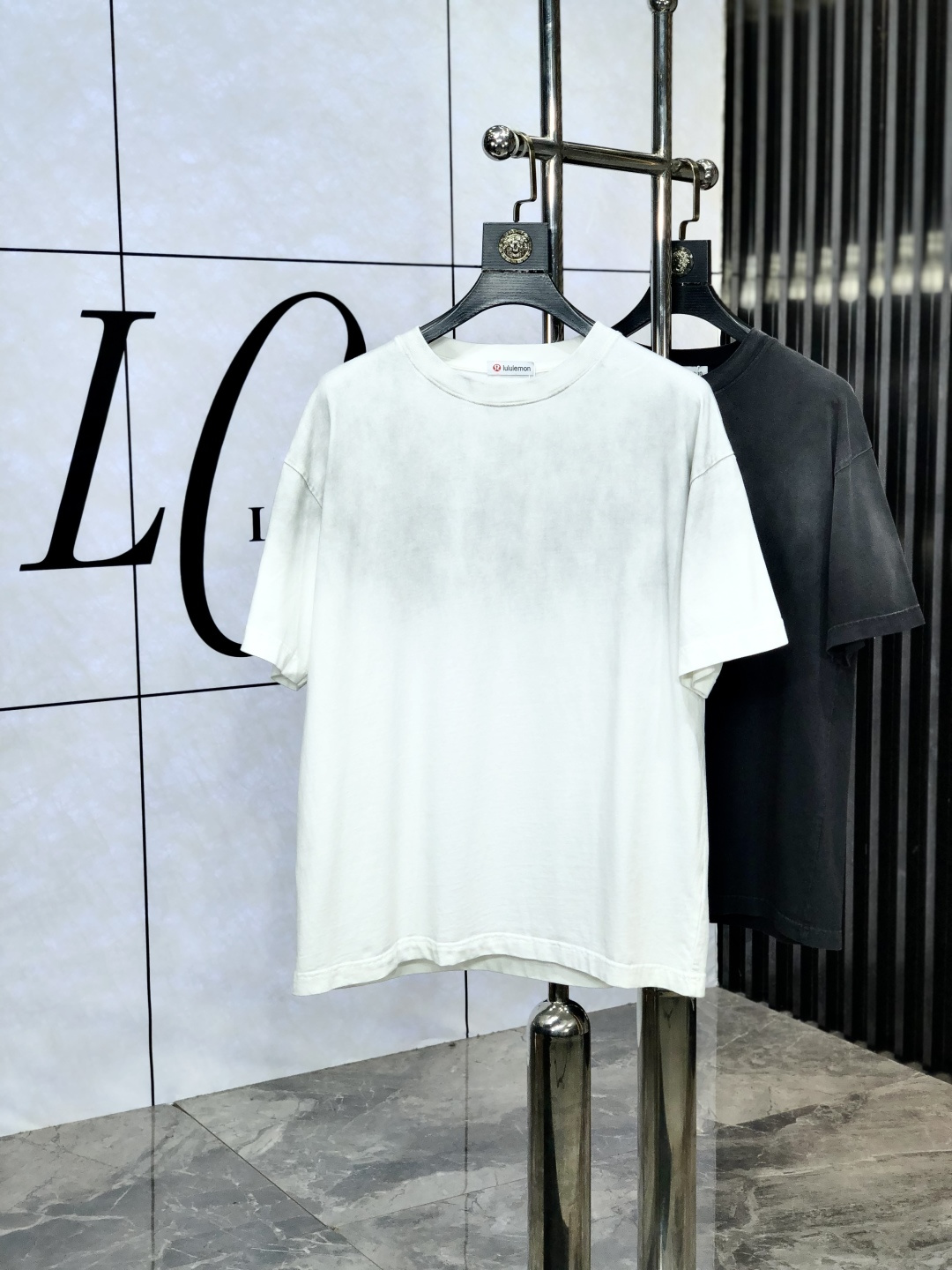 NO:427637,.LULu. Loose version. Top products 2025 spring and summer new style first launch counter latest short-sleeved round neck T-shirt, high-end customization, avant-garde and fashionable design!  Brand logo heavy craftsmanship design, high-end customized original European cotton fabric, soft feel and comfortable to wear. 1f counter-level exquisite car line. Fine workmanship, invincible and handsome upper body effect!  A must-have item for handsome men!  Count s-xxL.s wear 175/130, T-shirt,tees,t-shirt,alexander wang19860909.LULu.宽松版.顶级货品2025春夏新款首发专柜最新款短袖圆领T恤 高端订制 设计前卫时尚！品牌logo重工艺设计 高端定制原版欧棉面料.手感柔软.穿着舒适.1f专柜级别精致车线.做工精细.上身效果无敌帅气！型男必备单品！码数s-xxL.s穿175/130,,T-shirt,tees，t-shirt,alexander wang,Men's clothing