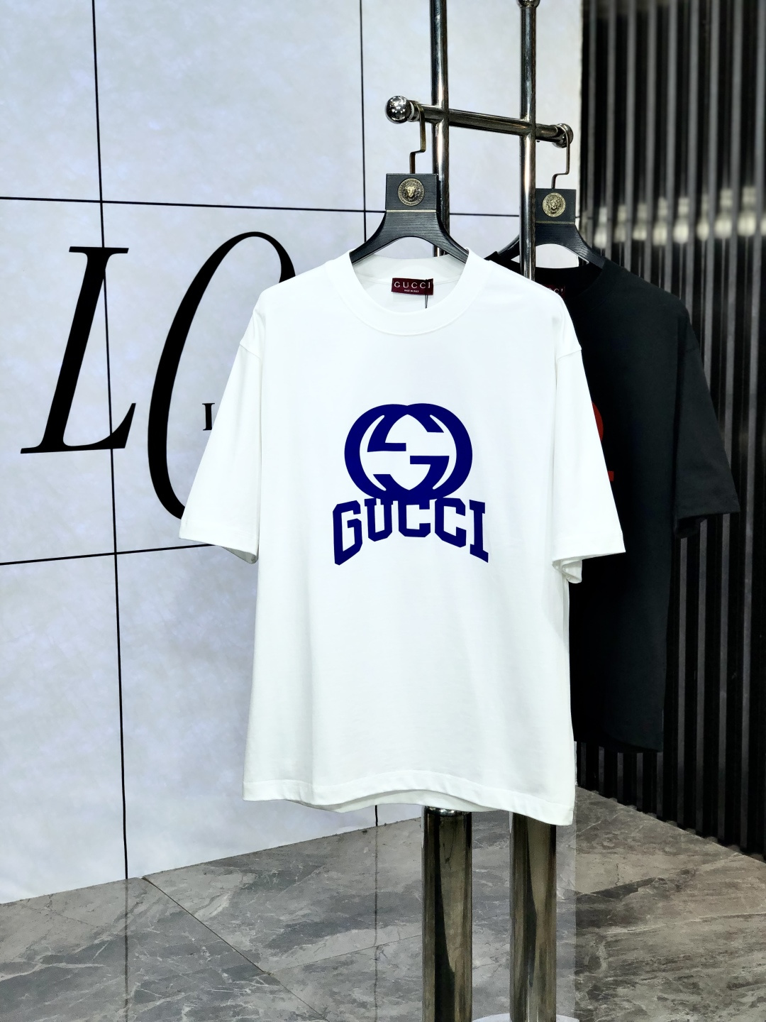 NO:427642,.gucci. Loose version. Top products 2025 spring and summer new style first launch counter latest short-sleeved round neck T-shirt, high-end customization, avant-garde and fashionable design!  Brand logo heavy craftsmanship design, high-end customized original European cotton fabric, soft feel and comfortable to wear. 1f counter-level exquisite car line. Fine workmanship, invincible and handsome upper body effect!  A must-have item for handsome men!  Count s-xxL.s wear 175/130, gucci, T-shirt,tees, t-shirt,alexander wang19860909.gucci.宽松版.顶级货品2025春夏新款首发专柜最新款短袖圆领T恤 高端订制 设计前卫时尚！品牌logo重工艺设计 高端定制原版欧棉面料.手感柔软.穿着舒适.1f专柜级别精致车线.做工精细.上身效果无敌帅气！型男必备单品！码数s-xxL.s穿175/130,,gucci,T-shirt,tees，t-shirt,alexander wang,Men's clothing