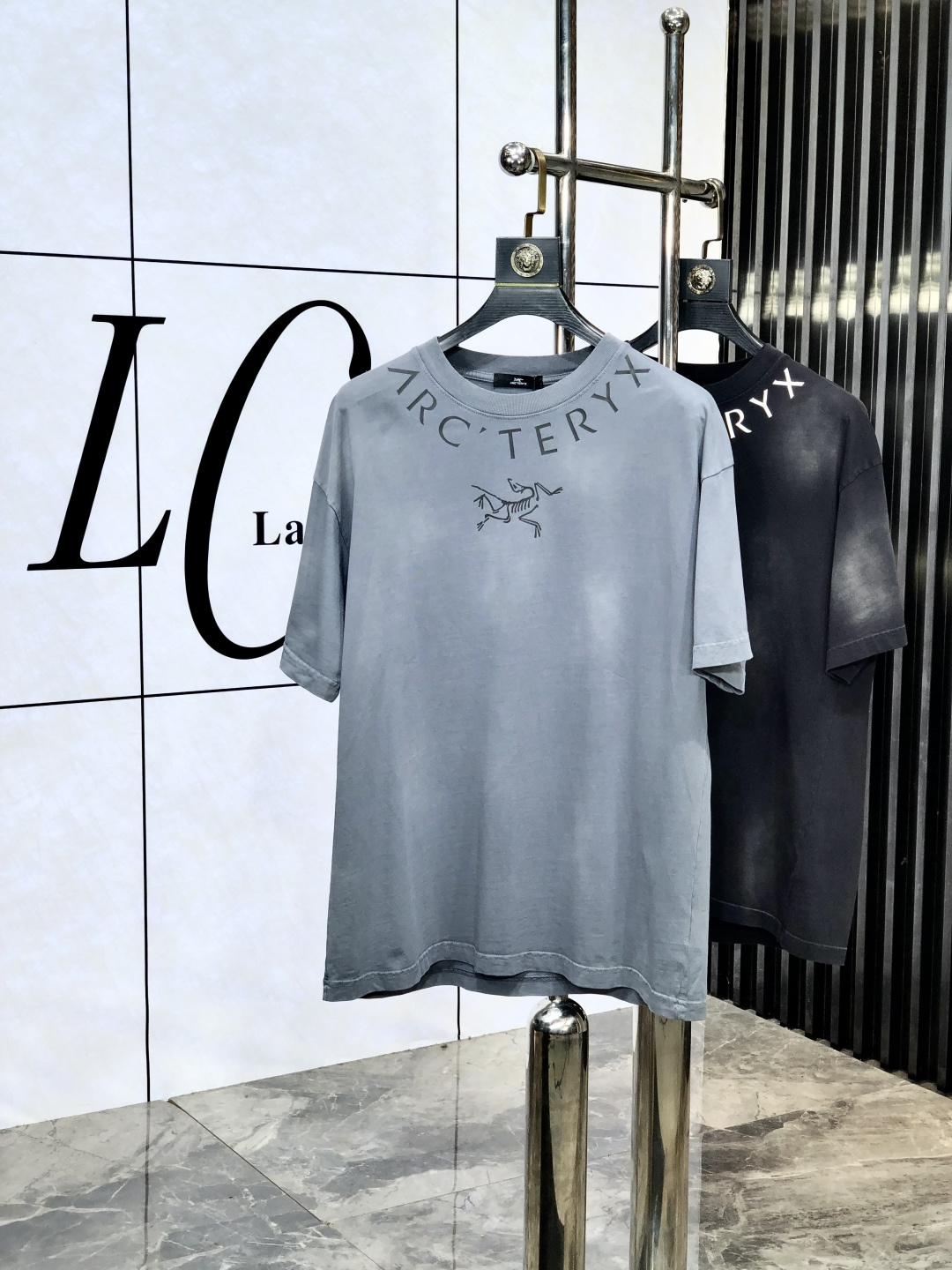 NO:425247,.Archaeon Bird. Loose version. Top products 2025 spring and summer new first-time counter latest short-sleeved round-neck T-shirt, high-end customization, avant-garde and fashionable design!  Brand logo heavy craftsmanship design, high-end customized original European cotton fabric, soft feel and comfortable to wear. 1f counter-level exquisite car line. Fine workmanship, invincible and handsome upper body effect!  A must-have item for handsome men!  Count s-xxL.s wear 175/130,arc'teryx,T-shirt,tees,t-shirt,alexander wang19860909.始祖鸟.宽松版.顶级货品2025春夏新款首发专柜最新款短袖圆领T恤 高端订制 设计前卫时尚！品牌logo重工艺设计 高端定制原版欧棉面料.手感柔软.穿着舒适.1f专柜级别精致车线.做工精细.上身效果无敌帅气！型男必备单品！码数s-xxL.s穿175/130,arc'teryx,T-shirt,tees，t-shirt,alexander wang,Men's clothing