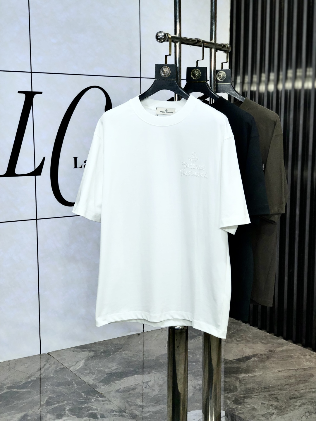 NO:425254,.The Queen Mother of the Cialis. Loose version. Top products. 2025 spring and summer new style first-time counter latest short-sleeved round-neck T-shirt. High-end customization. Avant-garde and fashionable design!  Brand logo heavy craftsmanship design, high-end customized original European cotton fabric, soft feel and comfortable to wear. 1f counter-level exquisite car line. Fine workmanship, invincible and handsome upper body effect!  A must-have item for handsome men!  Count s-xxL.s wear 175/130, T-shirt,tees,t-shirt,alexander wang19860909.西太后.宽松版.顶级货品2025春夏新款首发专柜最新款短袖圆领T恤 高端订制 设计前卫时尚！品牌logo重工艺设计 高端定制原版欧棉面料.手感柔软.穿着舒适.1f专柜级别精致车线.做工精细.上身效果无敌帅气！型男必备单品！码数s-xxL.s穿175/130,,T-shirt,tees，t-shirt,alexander wang,Men's clothing