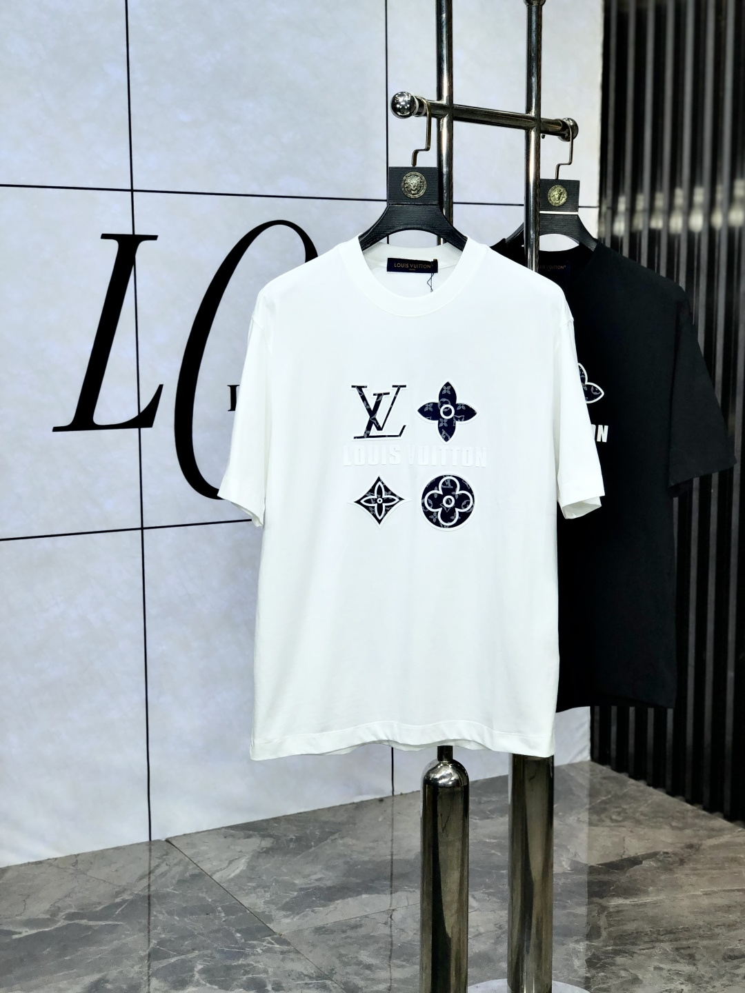 NO:425261,.Lv. Loose version. Top products 2025 spring and summer new first-time counter latest short-sleeved round-neck T-shirt, high-end customization, avant-garde and fashionable design!  Brand logo heavy craftsmanship design, high-end customized original European cotton fabric, soft feel and comfortable to wear. 1f counter-level exquisite car line. Fine workmanship, invincible and handsome upper body effect!  A must-have item for handsome men!  Count s-xxL.s wear 175/130, louis vuitton, T-shirt,tees, t-shirt,alexander wang19860909.Lv.宽松版.顶级货品2025春夏新款首发专柜最新款短袖圆领T恤 高端订制 设计前卫时尚！品牌logo重工艺设计 高端定制原版欧棉面料.手感柔软.穿着舒适.1f专柜级别精致车线.做工精细.上身效果无敌帅气！型男必备单品！码数s-xxL.s穿175/130,,louis vuitton,T-shirt,tees，t-shirt,alexander wang,Men's clothing