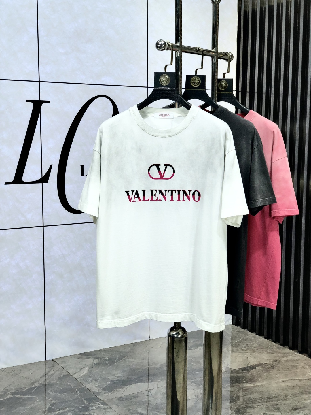 NO:425268,.Valentino. Loose version. Top products 2025 spring and summer new first-time counter latest short-sleeved round-neck T-shirt, high-end customization, avant-garde and fashionable design!  Brand logo heavy craftsmanship design, high-end customized original European cotton fabric, soft feel and comfortable to wear. 1f counter-level exquisite car line. Fine workmanship, invincible and handsome upper body effect!  A must-have item for handsome men!  Count s-xxL.s wear 175/130, valentino, T-shirt,tees, t-shirt,alexander wang19860909.华伦天奴.宽松版.顶级货品2025春夏新款首发专柜最新款短袖圆领T恤 高端订制 设计前卫时尚！品牌logo重工艺设计 高端定制原版欧棉面料.手感柔软.穿着舒适.1f专柜级别精致车线.做工精细.上身效果无敌帅气！型男必备单品！码数s-xxL.s穿175/130,,valentino,T-shirt,tees，t-shirt,alexander wang,Men's clothing