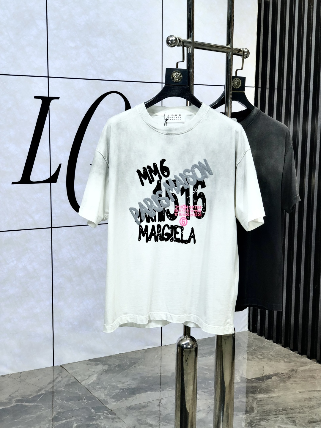 NO:425272,.Majira. Loose version. Top products 2025 spring and summer new first-time counter latest short-sleeved round-neck T-shirt, high-end customization, avant-garde and fashionable design!  Brand logo heavy craftsmanship design, high-end customized original European cotton fabric, soft feel and comfortable to wear. 1f counter-level exquisite car line. Fine workmanship, invincible and handsome upper body effect!  A must-have item for handsome men!  Count s-xxL.s wear 175/130,,masion margiela,T-shirt,tees,t-shirt,alexander wang19860909.马吉拉.宽松版.顶级货品2025春夏新款首发专柜最新款短袖圆领T恤 高端订制 设计前卫时尚！品牌logo重工艺设计 高端定制原版欧棉面料.手感柔软.穿着舒适.1f专柜级别精致车线.做工精细.上身效果无敌帅气！型男必备单品！码数s-xxL.s穿175/130,,masion margiela,T-shirt,tees，t-shirt,alexander wang,Men's clothing