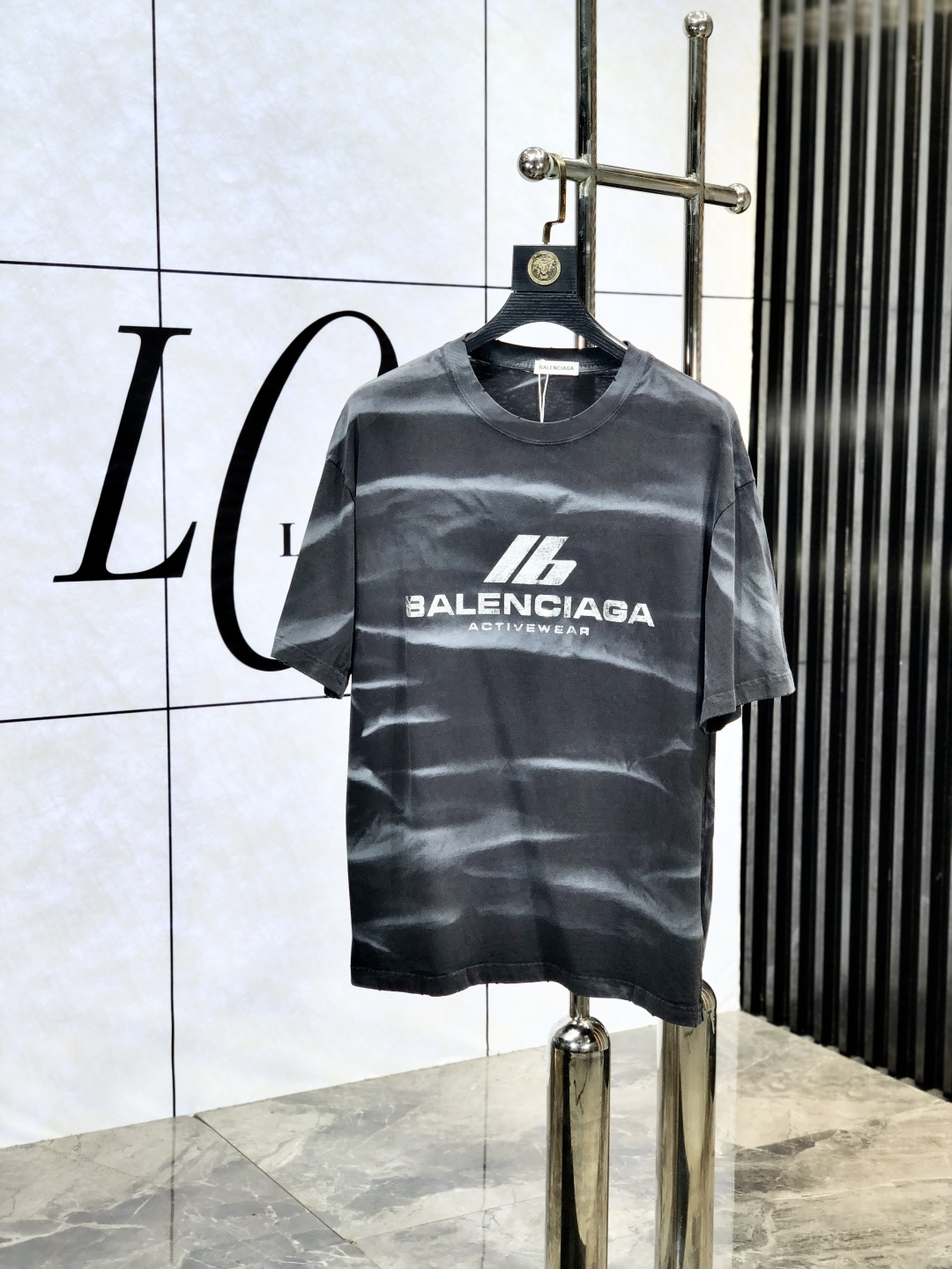 NO:425281,.Balenicaga. Loose version. Top products 2025 spring and summer new first-time counter latest short-sleeved round-neck T-shirt, high-end customization, avant-garde and fashionable design!  Brand logo heavy craftsmanship design, high-end customized original European cotton fabric, soft feel and comfortable to wear. 1f counter-level exquisite car line. Fine workmanship, invincible and handsome upper body effect!  A must-have item for handsome men!  Count s-xxL.s wear 175/130, balenciaga, T-shirt,tees, t-shirt,alexander wang19860909.巴黎世家.宽松版.顶级货品2025春夏新款首发专柜最新款短袖圆领T恤 高端订制 设计前卫时尚！品牌logo重工艺设计 高端定制原版欧棉面料.手感柔软.穿着舒适.1f专柜级别精致车线.做工精细.上身效果无敌帅气！型男必备单品！码数s-xxL.s穿175/130,,balenciaga,T-shirt,tees，t-shirt,alexander wang,Men's clothing