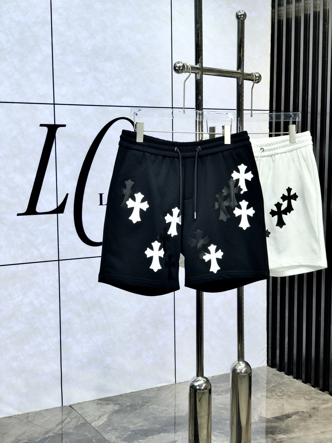 NO:425295,.Croxin. Wearing 200 kilograms. New counter products in 25 years are on the market simultaneously. The original customized high-quality fashionable casual pants are super versatile. Exclusive customized fabric, delicate and soft, close and comfortable, and the upper body is super stylish! The latest hardware and accessories of the original custom counter. Super beautiful style, long legs on the upper body, and impeccable inner and 8 lines. You can attend any occasion. Once again, it is emphasized that the fabric is very, very classy! Count s-xxxL.s wear 28.29, chrome hearts, alexander wang19860909.克罗心.穿200斤.25年专柜新品同步上市.原单订制高品质时尚休闲裤.超级百搭款.独家定制面料,手感细腻柔软,贴身舒适,上身超有型！原版定制专柜最新五金辅料.超靓版型、上身显腿修长,內里,8走线都无可挑剔,任何场合都可出席,再次强调面料非常非常显档次！码数s-xxxL.s穿28.29,,chrome hearts,alexander wang,Men's clothing