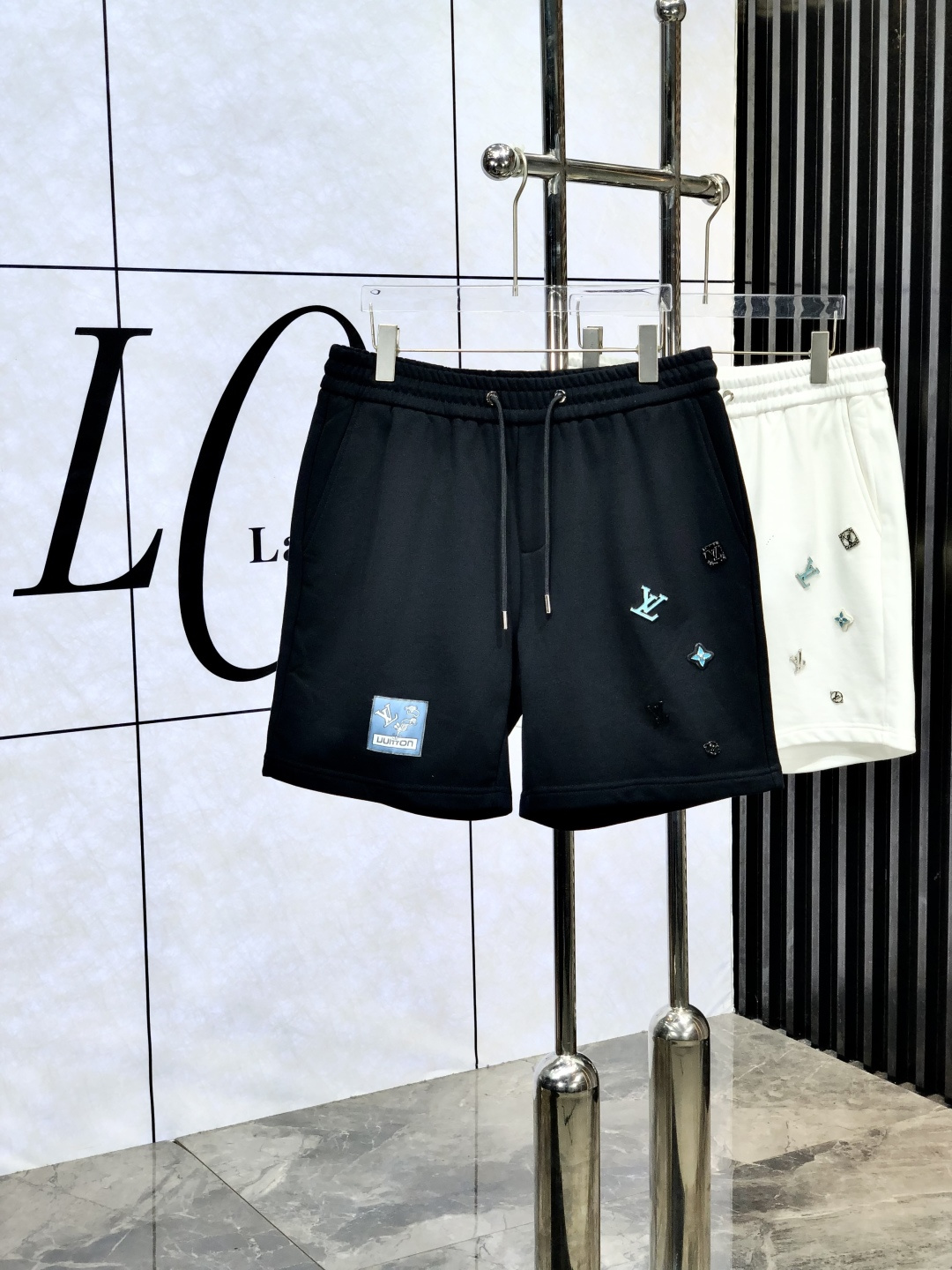 NO:425301,.Lv. Wear 200 kilograms. New counter products in 25 years are on the market simultaneously. The original customized high-quality fashionable casual pants are super versatile. Exclusive customized fabric, delicate and soft, close and comfortable, and the upper body is super stylish! The latest hardware and accessories of the original custom counter. Super beautiful style, long legs on the upper body, and impeccable inner and 8 lines. You can attend any occasion. Once again, it is emphasized that the fabric is very, very classy! Count s-xxxL.s wear 28.29, louis vuitton,alexander wang19860909.Lv.穿200斤.25年专柜新品同步上市.原单订制高品质时尚休闲裤.超级百搭款.独家定制面料,手感细腻柔软,贴身舒适,上身超有型！原版定制专柜最新五金辅料.超靓版型、上身显腿修长,內里,8走线都无可挑剔,任何场合都可出席,再次强调面料非常非常显档次！码数s-xxxL.s穿28.29,,louis vuitton,alexander wang,Men's clothing