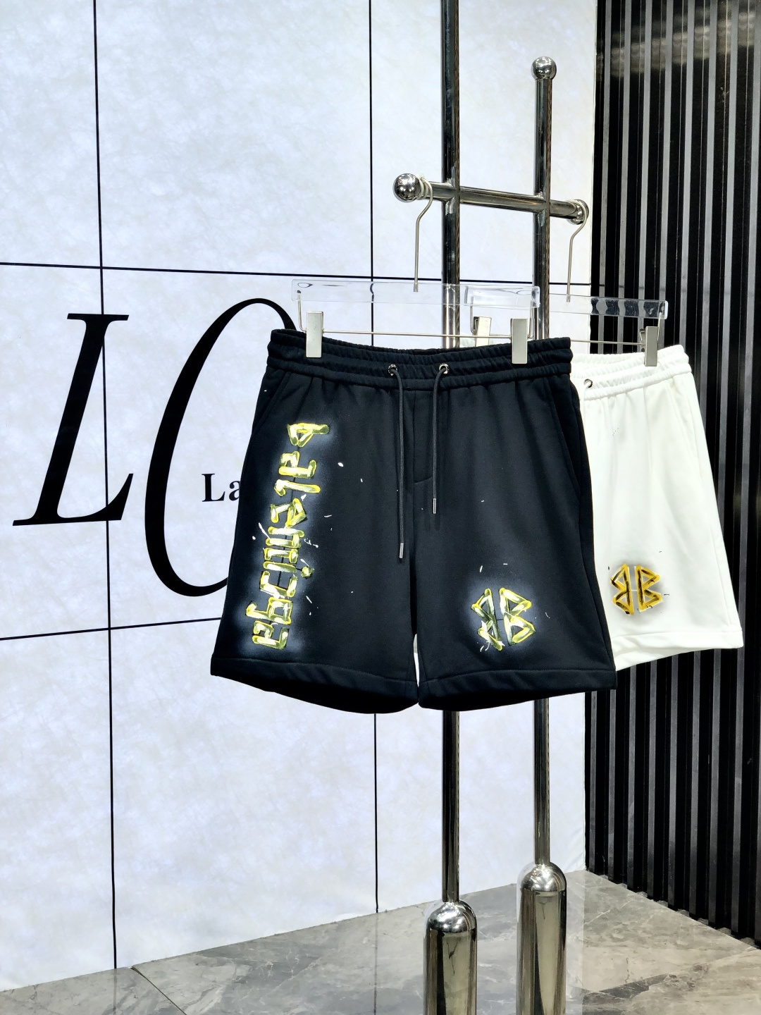 NO:425314,.Balenciaga. Wear 200 kilograms. New counter products in 25 years are on the market simultaneously. Original customized high-quality fashionable casual pants. Super versatile style. Exclusive customized fabric, delicate and soft, close and comfortable, and super stylish on the upper body! The latest hardware and accessories of the original custom counter. Super beautiful style, long legs on the upper body, and impeccable inner and 8 lines. You can attend any occasion. Once again, it is emphasized that the fabric is very, very classy! Count s-xxxL.s wear 28.29, balenciaga, alexander wang19860909.巴黎世家.穿200斤.25年专柜新品同步上市.原单订制高品质时尚休闲裤.超级百搭款.独家定制面料,手感细腻柔软,贴身舒适,上身超有型！原版定制专柜最新五金辅料.超靓版型、上身显腿修长,內里,8走线都无可挑剔,任何场合都可出席,再次强调面料非常非常显档次！码数s-xxxL.s穿28.29,,balenciaga,alexander wang,Men's clothing