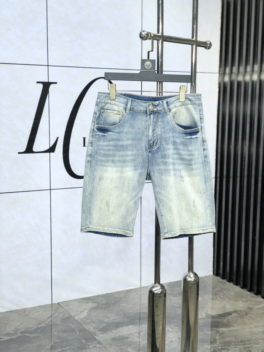 NO:463403,.Amani. The official counter is released simultaneously, 2025SS spring and summer new men's casual jeans, original single quality, customized original denim fabric for counter, logo pattern design, original hardware and accessories for b trousers, three-dimensional and clear, c super trendy and personalized, fashionable and stylish on the upper body!  Trendy men's must-have items, number 28-38,,armani,jeans,alexander wang19860909.阿玛尼.官网专柜同步发售,2025SS春夏新品男士休闲牛仔裤,原单品质,专柜定制原版牛仔面料,logo图案设计,b裤身原版五金辅料装饰,立体清晰,c超级潮流个性,上身时尚有型！潮男必备单品 码数28-38,,armani,jeans,alexander wang,Men's clothing