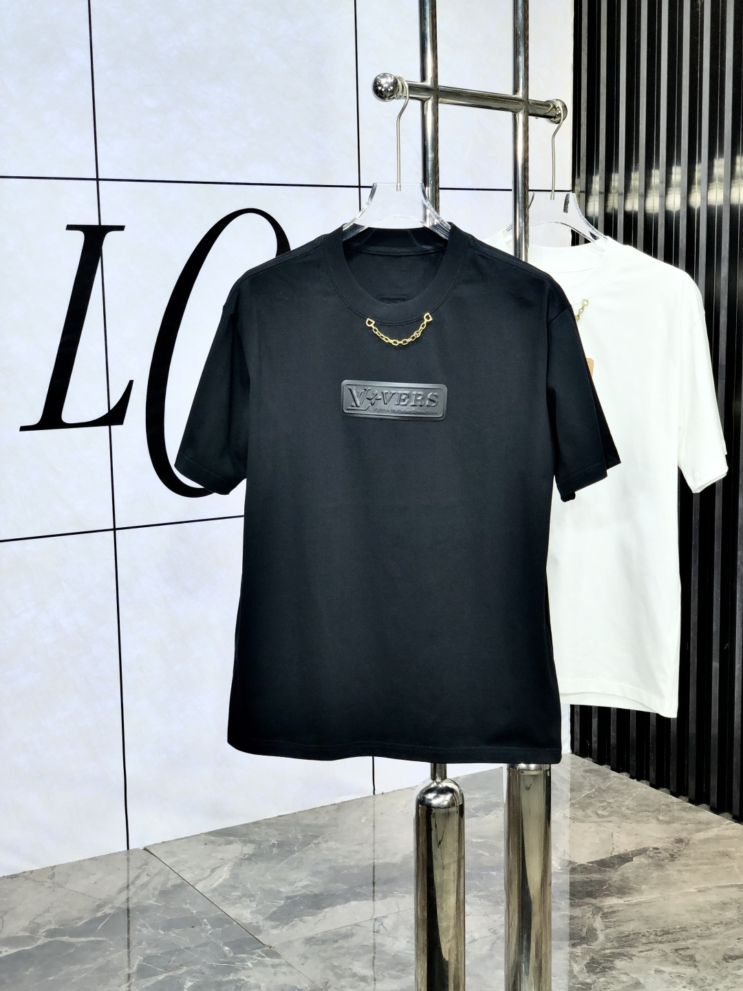 NO:467160,.Lv. Wear 200 kilograms, top-quality goods, new spring and summer new style, first-time counter, the latest short-sleeved round-neck T-shirt, high-end customization, avant-garde and fashionable design!  Brand logo heavy craftsmanship design, high-end customized original European cotton fabric, soft feel, comfortable to wear. 8 counter-level exquisite car line. Fine workmanship, invincible and handsome upper body effect!  A must-have item for handsome men!  Count s-xxxL.s wear 175/130, louis vuitton, T-shirt,tees, t-shirt,alexander wang19860909.Lv.穿200斤 顶级货品2025春夏新款首发专柜最新款短袖圆领T恤 高端订制 设计前卫时尚！品牌logo重工艺设计 高端定制原版欧棉面料.手感柔软.穿着舒适.8专柜级别精致车线.做工精细.上身效果无敌帅气！型男必备单品！码数s-xxxL.s穿175/130,,louis vuitton,T-shirt,tees，t-shirt,alexander wang,Men's clothing