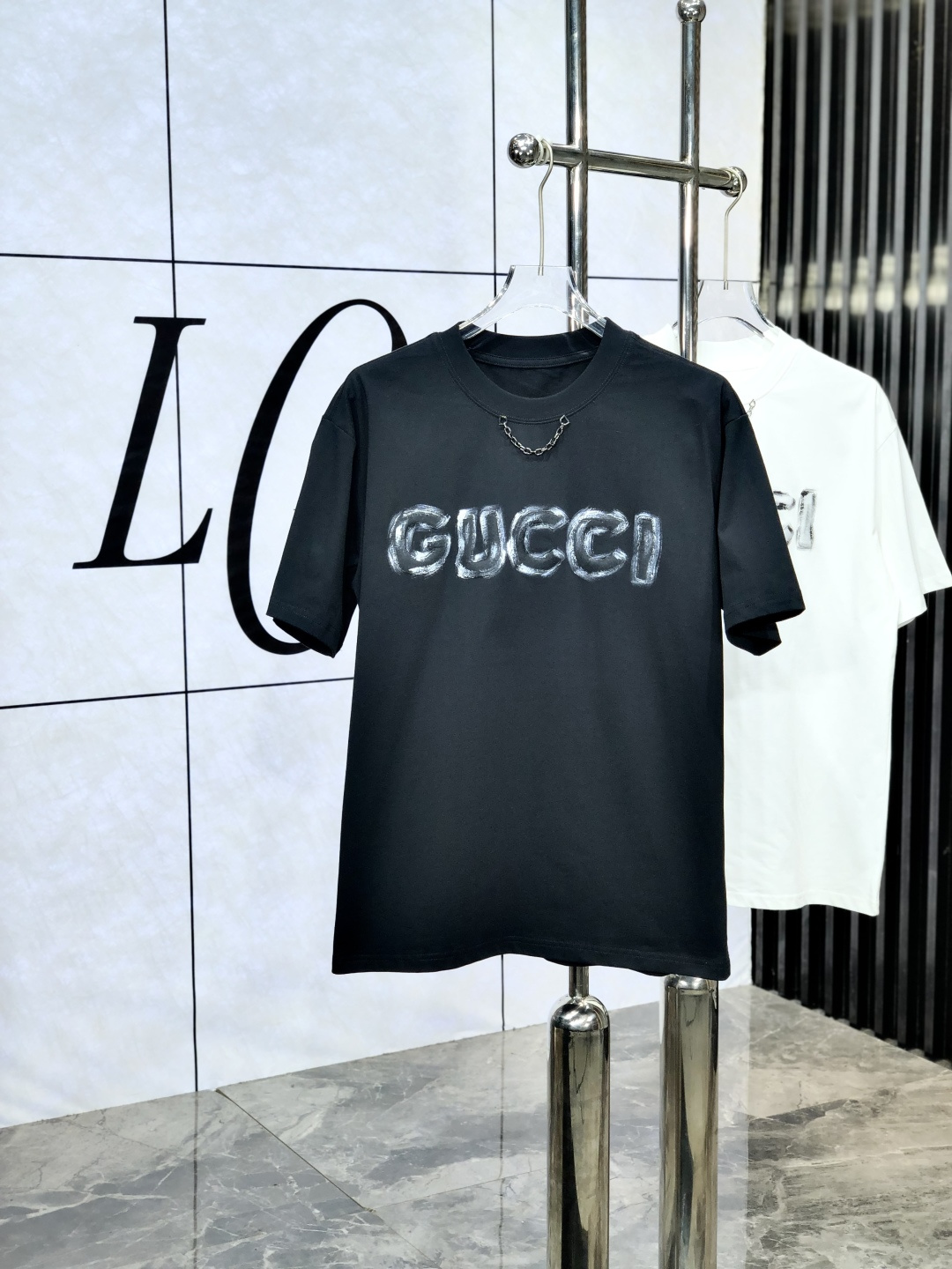 NO:467136,.Gucci. Wear 200 kilograms, top-quality products, 2025 spring and summer new style first-time counter latest short-sleeved round-neck T-shirt, high-end customization, avant-garde and fashionable design!  Brand logo heavy craftsmanship design, high-end customized original European cotton fabric, soft feel, comfortable to wear. 8 counter-level exquisite car line. Fine workmanship, invincible and handsome upper body effect!  A must-have item for handsome men!  Count s-xxxL.s wear 175/130, gucci, T-shirt,tees, t-shirt,alexander wang19860909.Gucci.穿200斤 顶级货品2025春夏新款首发专柜最新款短袖圆领T恤 高端订制 设计前卫时尚！品牌logo重工艺设计 高端定制原版欧棉面料.手感柔软.穿着舒适.8专柜级别精致车线.做工精细.上身效果无敌帅气！型男必备单品！码数s-xxxL.s穿175/130,,gucci,T-shirt,tees，t-shirt,alexander wang,Men's clothing