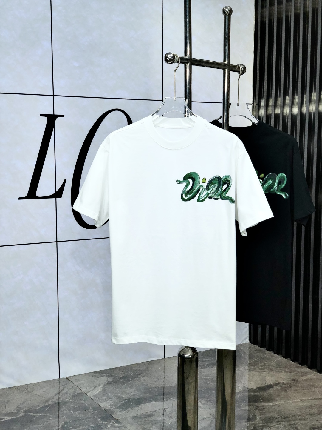 NO:515018,.Dior. Wear 200 kilograms, top-quality products, new spring and summer new styles, first-time counter, latest short-sleeved round-neck T-shirt, high-end customization, avant-garde and fashionable design!  Brand logo heavy craftsmanship design, high-end customized original European cotton fabric, soft feel, comfortable to wear. 8 counter-level exquisite car line. Fine workmanship, invincible and handsome upper body effect!  A must-have item for handsome men!  Count s-xxxL.s wear 175/130,,dior,T-shirt,tees,t-shirt,alexander wang19860909.Dior.穿200斤 顶级货品2025春夏新款首发专柜最新款短袖圆领T恤 高端订制 设计前卫时尚！品牌logo重工艺设计 高端定制原版欧棉面料.手感柔软.穿着舒适.8专柜级别精致车线.做工精细.上身效果无敌帅气！型男必备单品！码数s-xxxL.s穿175/130,,dior,T-shirt,tees，t-shirt,alexander wang,Men's clothing