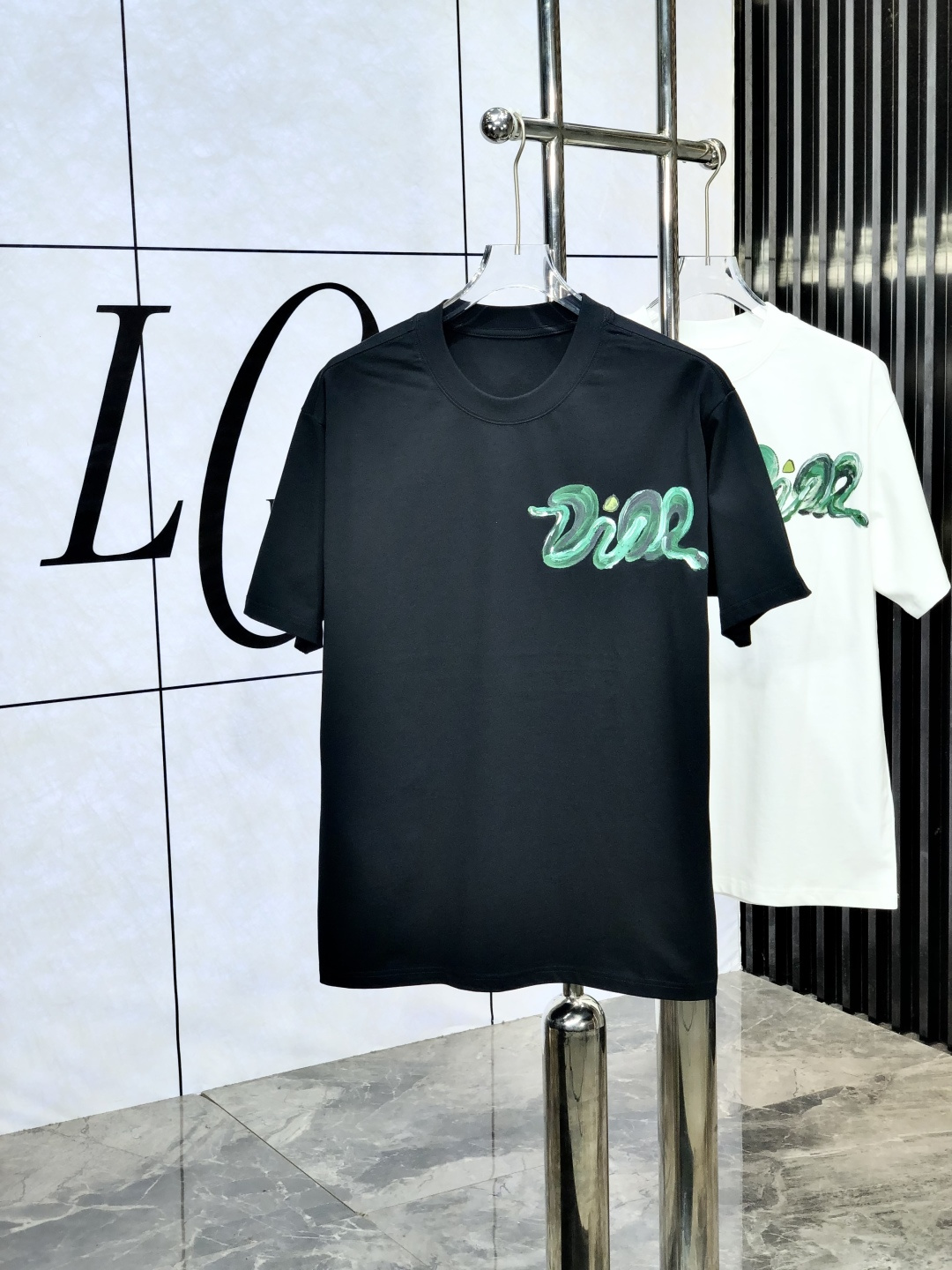 NO:467142,.Dior. Wear 200 kilograms, top-quality products, new spring and summer new styles, first-time counter, latest short-sleeved round-neck T-shirt, high-end customization, avant-garde and fashionable design!  Brand logo heavy craftsmanship design, high-end customized original European cotton fabric, soft feel, comfortable to wear. 8 counter-level exquisite car line. Fine workmanship, invincible and handsome upper body effect!  A must-have item for handsome men!  Count s-xxxL.s wear 175/130,,dior,T-shirt,tees,t-shirt,alexander wang19860909.Dior.穿200斤 顶级货品2025春夏新款首发专柜最新款短袖圆领T恤 高端订制 设计前卫时尚！品牌logo重工艺设计 高端定制原版欧棉面料.手感柔软.穿着舒适.8专柜级别精致车线.做工精细.上身效果无敌帅气！型男必备单品！码数s-xxxL.s穿175/130,,dior,T-shirt,tees，t-shirt,alexander wang,Men's clothing