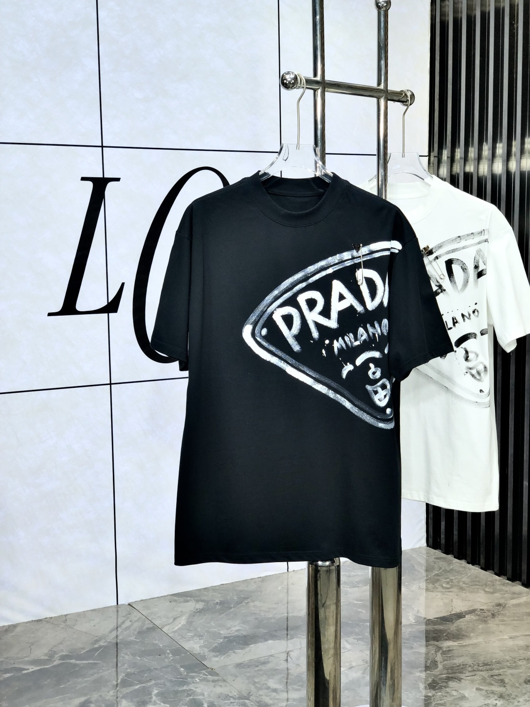 NO:467148,.Prada. Wear 200 kilograms, top-quality products, new spring and summer new styles, first-time counter, latest short-sleeved round-neck T-shirt, high-end customization, avant-garde and fashionable design!  Brand logo heavy craftsmanship design, high-end customized original European cotton fabric, soft feel, comfortable to wear. 8 counter-level exquisite car line. Fine workmanship, invincible and handsome upper body effect!  A must-have item for handsome men!  Count s-xxxL.s wear 175/130, prada, T-shirt,tees, t-shirt,alexander wang19860909.普拉达.穿200斤 顶级货品2025春夏新款首发专柜最新款短袖圆领T恤 高端订制 设计前卫时尚！品牌logo重工艺设计 高端定制原版欧棉面料.手感柔软.穿着舒适.8专柜级别精致车线.做工精细.上身效果无敌帅气！型男必备单品！码数s-xxxL.s穿175/130,,prada,T-shirt,tees，t-shirt,alexander wang,Men's clothing