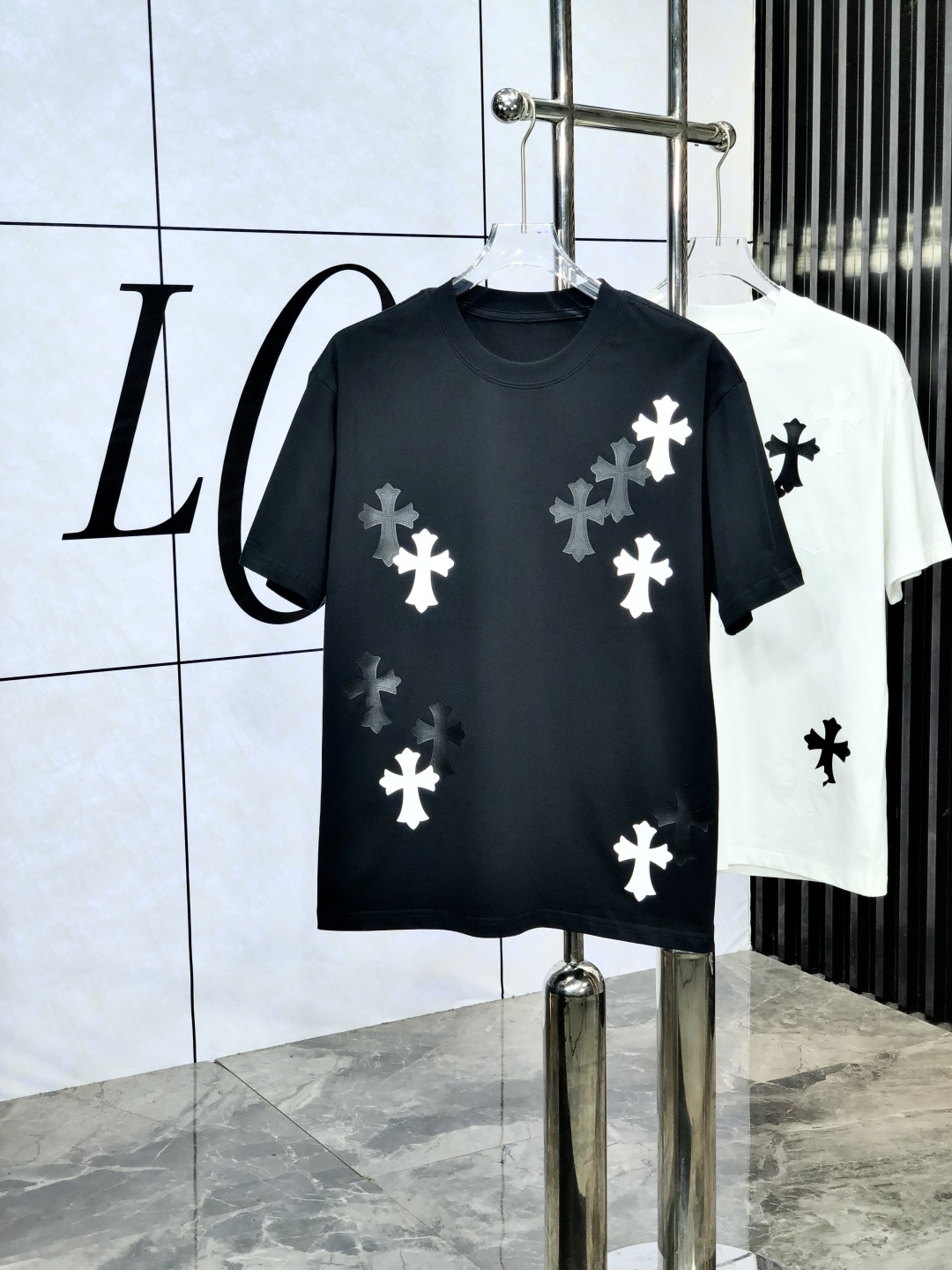 NO:467162,.Croxin. Wear 200 kilograms, top-quality products, new spring and summer new styles, first-time counter, latest short-sleeved round-neck T-shirt, high-end customization, avant-garde and fashionable design!  Brand logo heavy craftsmanship design, high-end customized original European cotton fabric, soft feel, comfortable to wear. 8 counter-level exquisite car line. Fine workmanship, invincible and handsome upper body effect!  A must-have item for handsome men!  Count s-xxxL.s wear 175/130, chrome hearts, T-shirt,tees, t-shirt,alexander wang19860909.克罗心.穿200斤 顶级货品2025春夏新款首发专柜最新款短袖圆领T恤 高端订制 设计前卫时尚！品牌logo重工艺设计 高端定制原版欧棉面料.手感柔软.穿着舒适.8专柜级别精致车线.做工精细.上身效果无敌帅气！型男必备单品！码数s-xxxL.s穿175/130,,chrome hearts,T-shirt,tees，t-shirt,alexander wang,Men's clothing