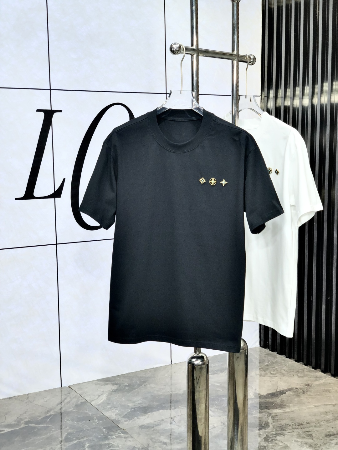 NO:467173,.Lv. Wear 200 kilograms, top-quality goods, new spring and summer new style, first-time counter, the latest short-sleeved round-neck T-shirt, high-end customization, avant-garde and fashionable design!  Brand logo heavy craftsmanship design, high-end customized original European cotton fabric, soft feel, comfortable to wear. 8 counter-level exquisite car line. Fine workmanship, invincible and handsome upper body effect!  A must-have item for handsome men!  Count s-xxxL.s wear 175/130, louis vuitton, T-shirt,tees, t-shirt,alexander wang19860909.Lv.穿200斤 顶级货品2025春夏新款首发专柜最新款短袖圆领T恤 高端订制 设计前卫时尚！品牌logo重工艺设计 高端定制原版欧棉面料.手感柔软.穿着舒适.8专柜级别精致车线.做工精细.上身效果无敌帅气！型男必备单品！码数s-xxxL.s穿175/130,,louis vuitton,T-shirt,tees，t-shirt,alexander wang,Men's clothing