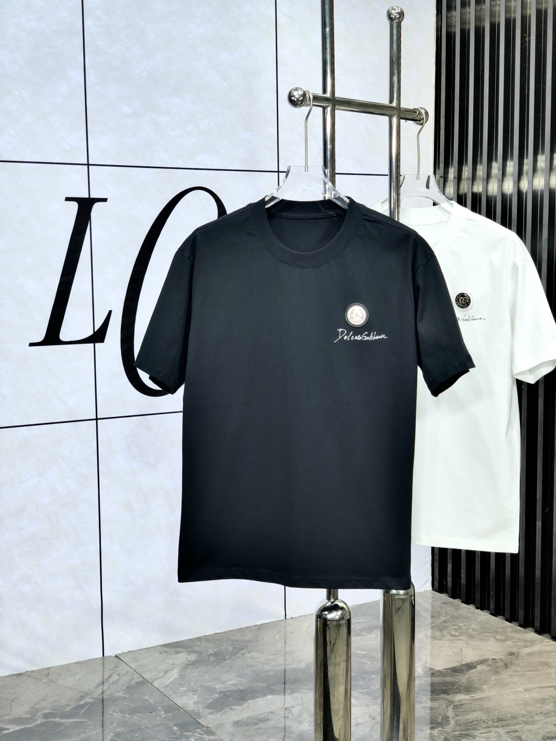 NO:467179,.D&G. Wear 200 kilograms Top products 2025 spring and summer new first-time counter latest short-sleeved round-neck T-shirt, high-end customization, avant-garde and fashionable design!  Brand logo heavy craftsmanship design, high-end customized original European cotton fabric, soft feel, comfortable to wear. 8 counter-level exquisite car line. Fine workmanship, invincible and handsome upper body effect!  A must-have item for handsome men!  Count s-xxxL.s wear 175/130, Dolce & Gabbana, T-shirt, tees, t-shirt, alexander wang19860909.D&G.穿200斤 顶级货品2025春夏新款首发专柜最新款短袖圆领T恤 高端订制 设计前卫时尚！品牌logo重工艺设计 高端定制原版欧棉面料.手感柔软.穿着舒适.8专柜级别精致车线.做工精细.上身效果无敌帅气！型男必备单品！码数s-xxxL.s穿175/130,,Dolce&Gabbana,T-shirt,tees，t-shirt,alexander wang,Men's clothing