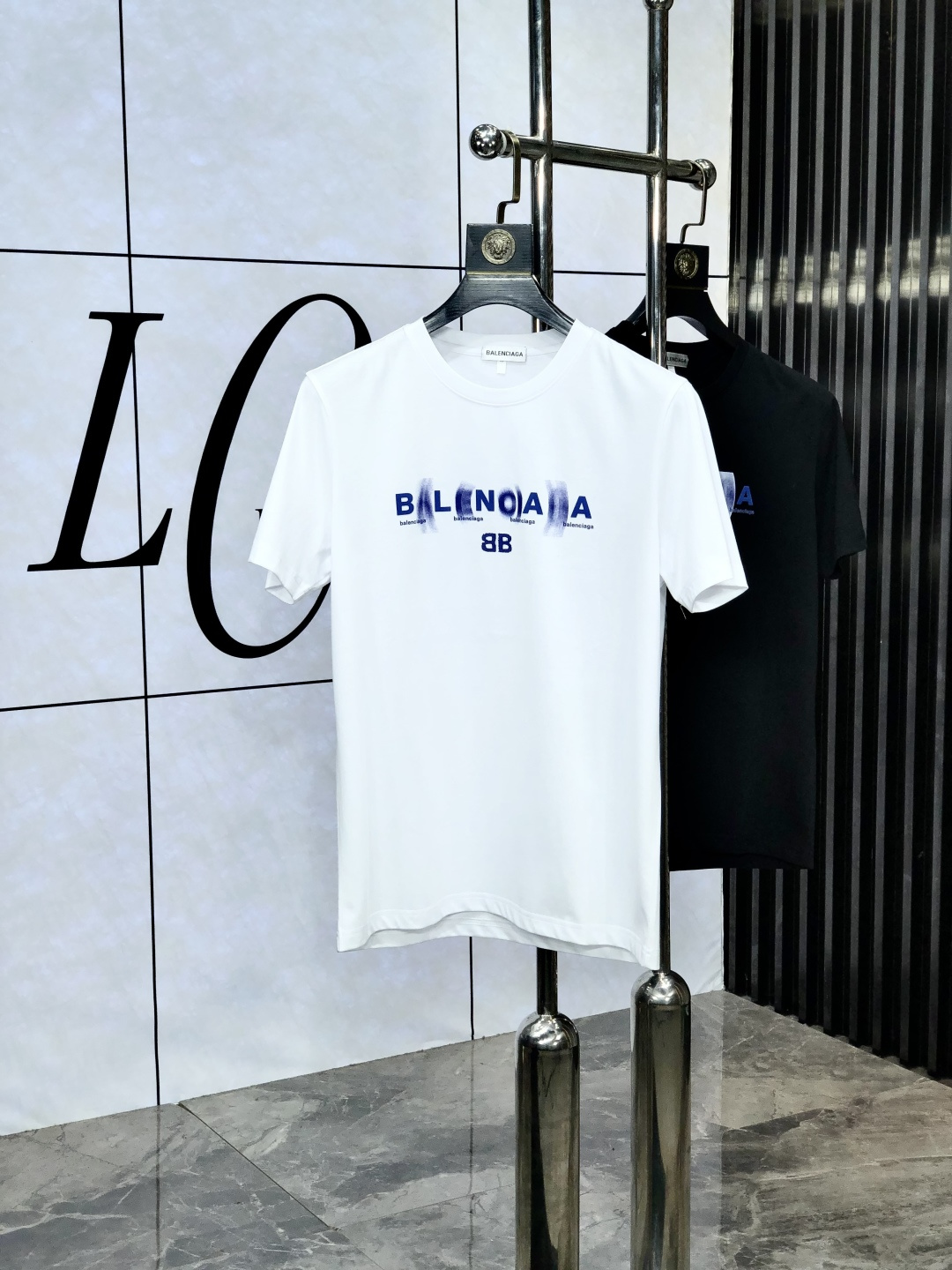 NO:513896,.Balenicaga. Wear 220 catties. 2025 spring and summer new product, fashionable round neck short sleeve high-end custom versatile style!  More practical, anyone can easily control it. It is made of double mercerized fabric, luxurious and classic brand logo design, 1f is very high-end and must-have if you understand the goods!  The style and tailoring are slim styles, which are very exquisite, showing aura and highlighting the exquisiteness of business men. This is the unique feature, the right slim fit, and the upper body effect is very good!  Size M-6XL m wear 175/120 catties.,,balenciaga,T-shirt,alexander wang19860909.巴黎世家.穿220斤.2025春夏新品时尚圆领短袖高级定制百搭款式！更有实用感 任何人都可以轻松驾驭 采用双丝光面料制作,奢华经典品牌logo设计,1f非常显档次懂货的必须入！版型剪裁属于修身款 非常精致,显气场,又会凸显商务男士的精致,这就是独到之处,恰到好处的修身,上身效果非常赞！ 尺码M-6XL m穿175/120斤.,,balenciaga,T-shirt,alexander wang,Men's clothing