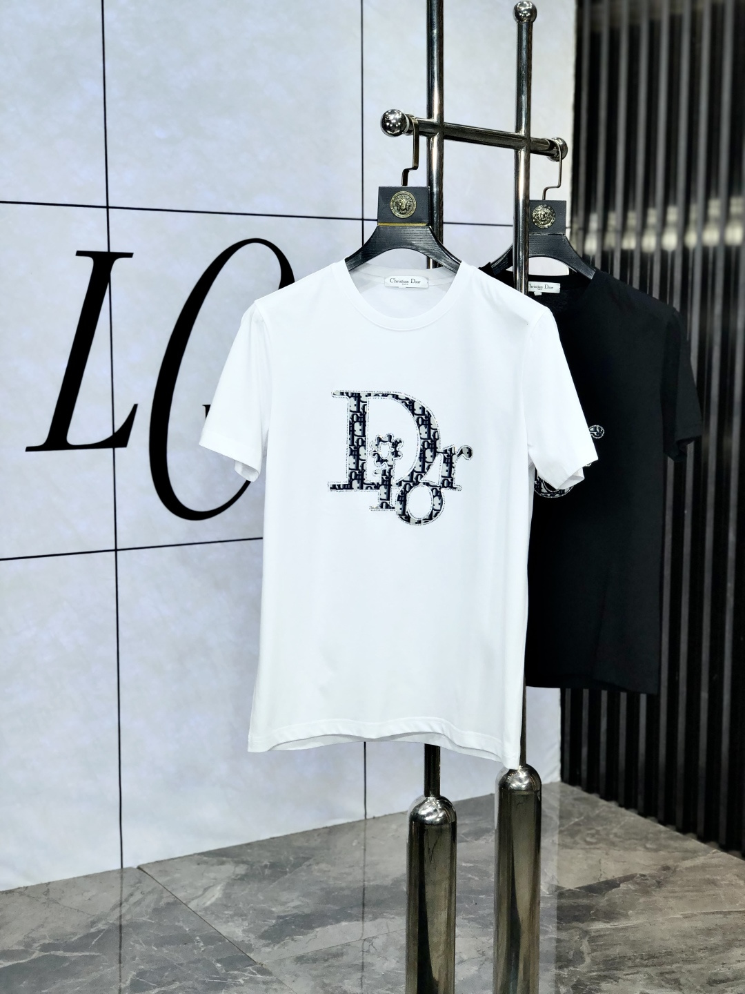 NO:513898,.Dior. Wear 220 catties. 2025 spring and summer new product fashionable round neck short sleeve high-end custom versatile style!  More practical, anyone can easily control it. It is made of double mercerized fabric, luxurious and classic brand logo design, 1f is very high-end and must-have if you understand the goods!  The style and tailoring are slim styles, which are very exquisite, showing aura and highlighting the exquisiteness of business men. This is the unique feature, the right slim fit, and the upper body effect is very good!  Size M-6XL m wear 175/120 catties.,dior,T-shirt,alexander wang19860909.Dior.穿220斤.2025春夏新品时尚圆领短袖高级定制百搭款式！更有实用感 任何人都可以轻松驾驭 采用双丝光面料制作,奢华经典品牌logo设计,1f非常显档次懂货的必须入！版型剪裁属于修身款 非常精致,显气场,又会凸显商务男士的精致,这就是独到之处,恰到好处的修身,上身效果非常赞！ 尺码M-6XL m穿175/120斤.,,dior,T-shirt,alexander wang,Men's clothing