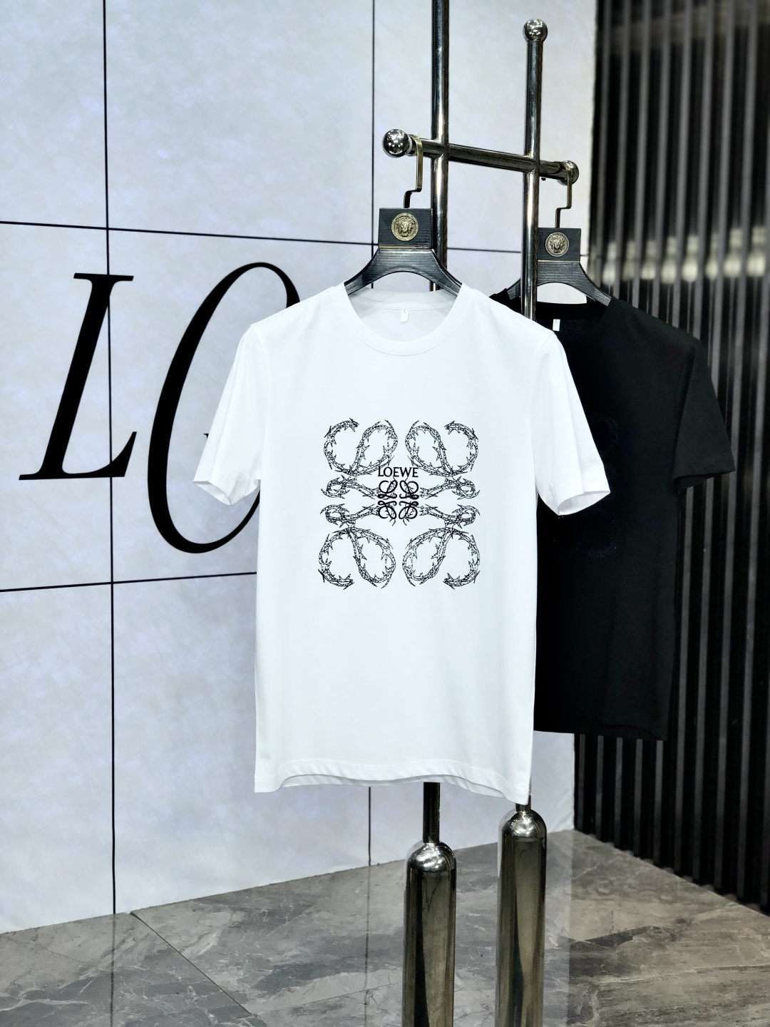 NO:513900,. Luo Yiwei. Wear 220 catties. 2025 spring and summer new product fashionable round neck short sleeve high-end custom versatile style!  More practical, anyone can easily control it. It is made of double mercerized fabric, luxurious and classic brand logo design, 1f is very high-end and must-have if you understand the goods!  The style and tailoring are slim styles, which are very exquisite, showing aura and highlighting the exquisiteness of business men. This is the unique feature, the right slim fit, and the upper body effect is very good!  Size M-6XL m wear 175/120 catties.,loewe,T-shirt,alexander wang19860909.罗意威.穿220斤.2025春夏新品时尚圆领短袖高级定制百搭款式！更有实用感 任何人都可以轻松驾驭 采用双丝光面料制作,奢华经典品牌logo设计,1f非常显档次懂货的必须入！版型剪裁属于修身款 非常精致,显气场,又会凸显商务男士的精致,这就是独到之处,恰到好处的修身,上身效果非常赞！ 尺码M-6XL m穿175/120斤.,,loewe,T-shirt,alexander wang,Men's clothing