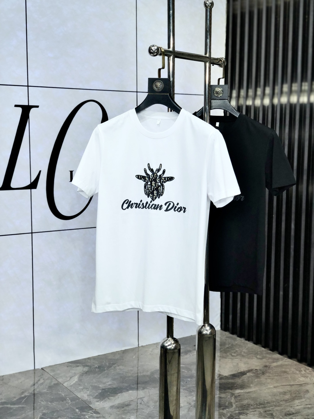 NO:513902,.Dior. Wear 220 catties. 2025 spring and summer new product fashionable round neck short sleeve high-end custom versatile style!  More practical, anyone can easily control it. It is made of double mercerized fabric, luxurious and classic brand logo design, 1f is very high-end and must-have if you understand the goods!  The style and tailoring are slim styles, which are very exquisite, showing aura and highlighting the exquisiteness of business men. This is the unique feature, the right slim fit, and the upper body effect is very good!  Size M-6XL m wear 175/120 catties.,dior,T-shirt,alexander wang19860909.Dior.穿220斤.2025春夏新品时尚圆领短袖高级定制百搭款式！更有实用感 任何人都可以轻松驾驭 采用双丝光面料制作,奢华经典品牌logo设计,1f非常显档次懂货的必须入！版型剪裁属于修身款 非常精致,显气场,又会凸显商务男士的精致,这就是独到之处,恰到好处的修身,上身效果非常赞！ 尺码M-6XL m穿175/120斤.,,dior,T-shirt,alexander wang,Men's clothing