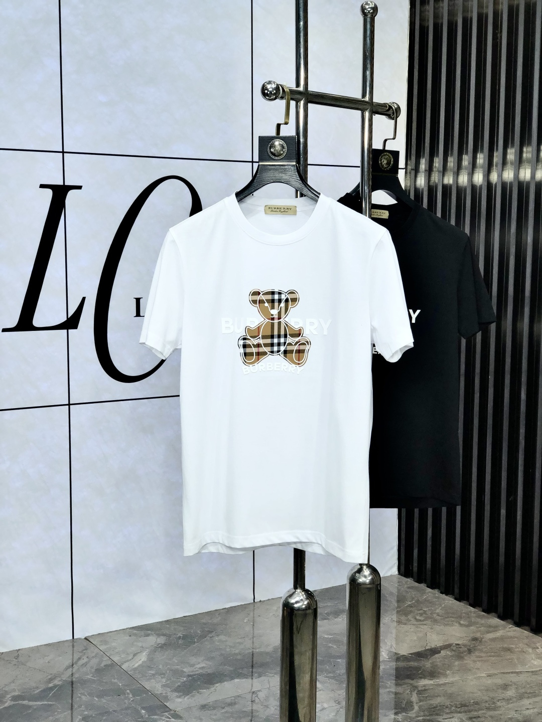 NO:513889,.Burberry. Wear 220 catties. 2025 spring and summer new product fashionable round neck short sleeve high-end custom versatile style!  More practical, anyone can easily control it. It is made of double mercerized fabric, luxurious and classic brand logo design, 1f is very high-end and must-have if you understand the goods!  The style and tailoring are slim styles, which are very exquisite, showing aura and highlighting the exquisiteness of business men. This is the unique feature, the right slim fit, and the upper body effect is very good!  Size M-6XL m wear 175/120 catties., burberry, T-shirt, alexander wang19860909.巴宝莉.穿220斤.2025春夏新品时尚圆领短袖高级定制百搭款式！更有实用感 任何人都可以轻松驾驭 采用双丝光面料制作,奢华经典品牌logo设计,1f非常显档次懂货的必须入！版型剪裁属于修身款 非常精致,显气场,又会凸显商务男士的精致,这就是独到之处,恰到好处的修身,上身效果非常赞！ 尺码M-6XL m穿175/120斤.,,burberry,T-shirt,alexander wang,Men's clothing