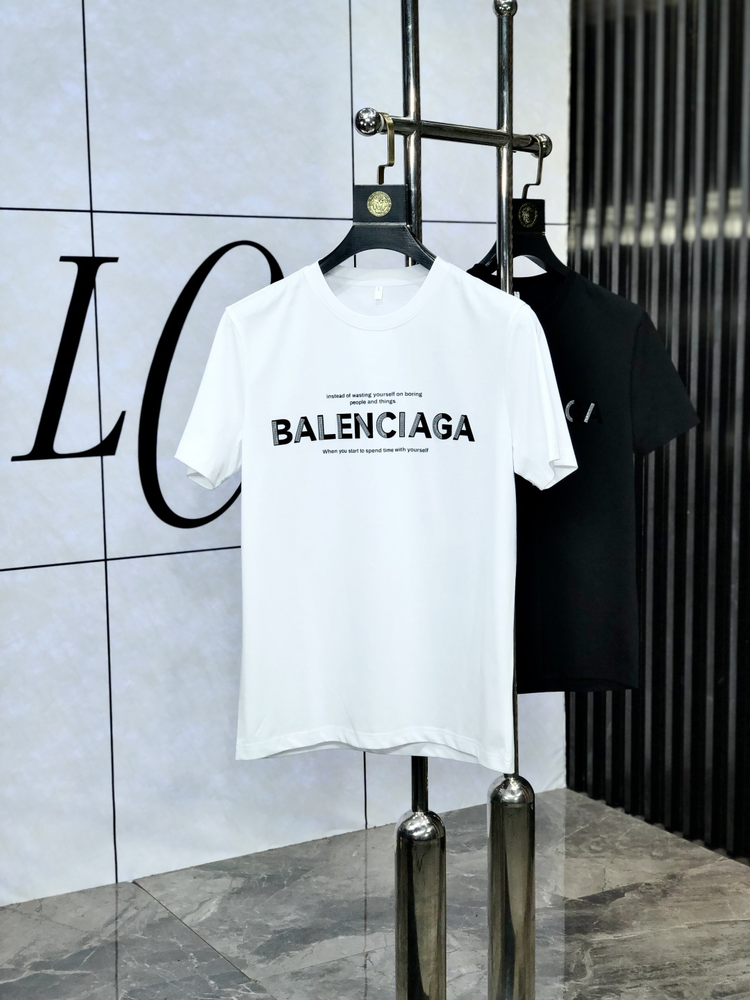 NO:513891,.Balenicaga. Wear 220 catties. 2025 spring and summer new product, fashionable round neck short sleeve high-end custom versatile style!  More practical, anyone can easily control it. It is made of double mercerized fabric, luxurious and classic brand logo design, 1f is very high-end and must-have if you understand the goods!  The style and tailoring are slim styles, which are very exquisite, showing aura and highlighting the exquisiteness of business men. This is the unique feature, the right slim fit, and the upper body effect is very good!  Size M-6XL m wear 175/120 catties.,,balenciaga,T-shirt,alexander wang19860909.巴黎世家.穿220斤.2025春夏新品时尚圆领短袖高级定制百搭款式！更有实用感 任何人都可以轻松驾驭 采用双丝光面料制作,奢华经典品牌logo设计,1f非常显档次懂货的必须入！版型剪裁属于修身款 非常精致,显气场,又会凸显商务男士的精致,这就是独到之处,恰到好处的修身,上身效果非常赞！ 尺码M-6XL m穿175/120斤.,,balenciaga,T-shirt,alexander wang,Men's clothing