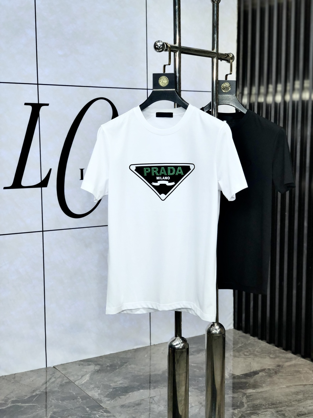 NO:513893,.Prada. Wear 220 catties. 2025 spring and summer new product fashionable round neck short sleeve high-end custom versatile style!  More practical, anyone can easily control it. It is made of double mercerized fabric, luxurious and classic brand logo design, 1f is very high-end and must-have if you understand the goods!  The style and tailoring are slim styles, which are very exquisite, showing aura and highlighting the exquisiteness of business men. This is the unique feature, the right slim fit, and the upper body effect is very good!  Size M-6XL m wear 175/120 catties.,,prada,T-shirt,alexander wang19860909.普拉达.穿220斤.2025春夏新品时尚圆领短袖高级定制百搭款式！更有实用感 任何人都可以轻松驾驭 采用双丝光面料制作,奢华经典品牌logo设计,1f非常显档次懂货的必须入！版型剪裁属于修身款 非常精致,显气场,又会凸显商务男士的精致,这就是独到之处,恰到好处的修身,上身效果非常赞！ 尺码M-6XL m穿175/120斤.,,prada,T-shirt,alexander wang,Men's clothing