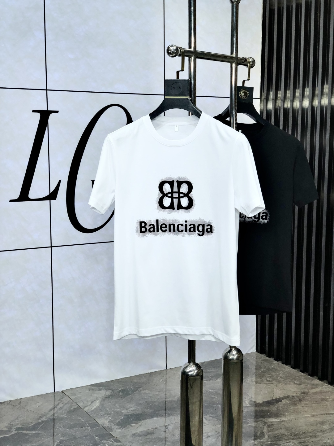 NO:513895,.Balenicaga. Wear 220 catties. 2025 spring and summer new product fashionable round neck short sleeve high-end custom versatile style!  More practical, anyone can easily control it. It is made of double mercerized fabric, luxurious and classic brand logo design, 1f is very high-end and must-have if you understand the goods!  The style and tailoring are slim styles, which are very exquisite, showing aura and highlighting the exquisiteness of business men. This is the unique feature, the right slim fit, and the upper body effect is very good!  Size M-6XL m wear 175/120 catties.,,balenciaga,T-shirt,alexander wang19860909.巴黎世家. 穿220斤.2025春夏新品时尚圆领短袖高级定制百搭款式！更有实用感 任何人都可以轻松驾驭 采用双丝光面料制作,奢华经典品牌logo设计,1f非常显档次懂货的必须入！版型剪裁属于修身款 非常精致,显气场,又会凸显商务男士的精致,这就是独到之处,恰到好处的修身,上身效果非常赞！ 尺码M-6XL m穿175/120斤.,,balenciaga,T-shirt,alexander wang,Men's clothing