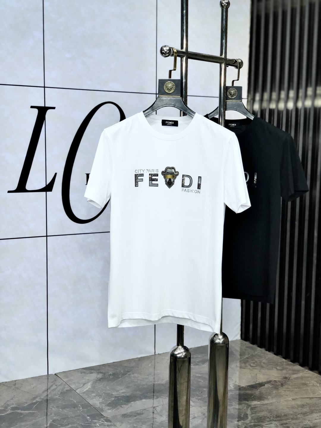 NO:513897,.Fendi. Wear 220 catties. 2025 spring and summer new product fashionable round neck short sleeve high-end custom versatile style!  More practical, anyone can easily control it. It is made of double mercerized fabric, luxurious and classic brand logo design, 1f is very high-end and must-have if you understand the goods!  The style and tailoring are slim styles, which are very exquisite, showing aura and highlighting the exquisiteness of business men. This is the unique feature, the right slim fit, and the upper body effect is very good!  Size M-6XL m wear 175/120 catties.,fendi,T-shirt,alexander wang19860909.芬迪.穿220斤.2025春夏新品时尚圆领短袖高级定制百搭款式！更有实用感 任何人都可以轻松驾驭 采用双丝光面料制作,奢华经典品牌logo设计,1f非常显档次懂货的必须入！版型剪裁属于修身款 非常精致,显气场,又会凸显商务男士的精致,这就是独到之处,恰到好处的修身,上身效果非常赞！ 尺码M-6XL m穿175/120斤.,,fendi,T-shirt,alexander wang,Men's clothing
