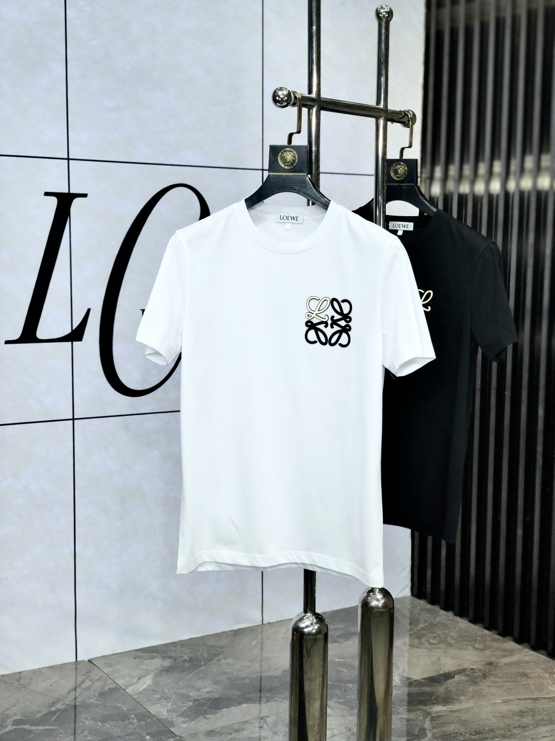 NO:513899,. Luo Yiwei. Wear 220 catties. 2025 spring and summer new product fashionable round neck short sleeve high-end custom versatile style!  More practical, anyone can easily control it. It is made of double mercerized fabric, luxurious and classic brand logo design, 1f is very high-end and must-have if you understand the goods!  The style and tailoring are slim styles, which are very exquisite, showing aura and highlighting the exquisiteness of business men. This is the unique feature, the right slim fit, and the upper body effect is very good!  Size M-6XL m wear 175/120 catties.,loewe,T-shirt,alexander wang19860909.罗意威.穿220斤.2025春夏新品时尚圆领短袖高级定制百搭款式！更有实用感 任何人都可以轻松驾驭 采用双丝光面料制作,奢华经典品牌logo设计,1f非常显档次懂货的必须入！版型剪裁属于修身款 非常精致,显气场,又会凸显商务男士的精致,这就是独到之处,恰到好处的修身,上身效果非常赞！ 尺码M-6XL m穿175/120斤.,,loewe,T-shirt,alexander wang,Men's clothing